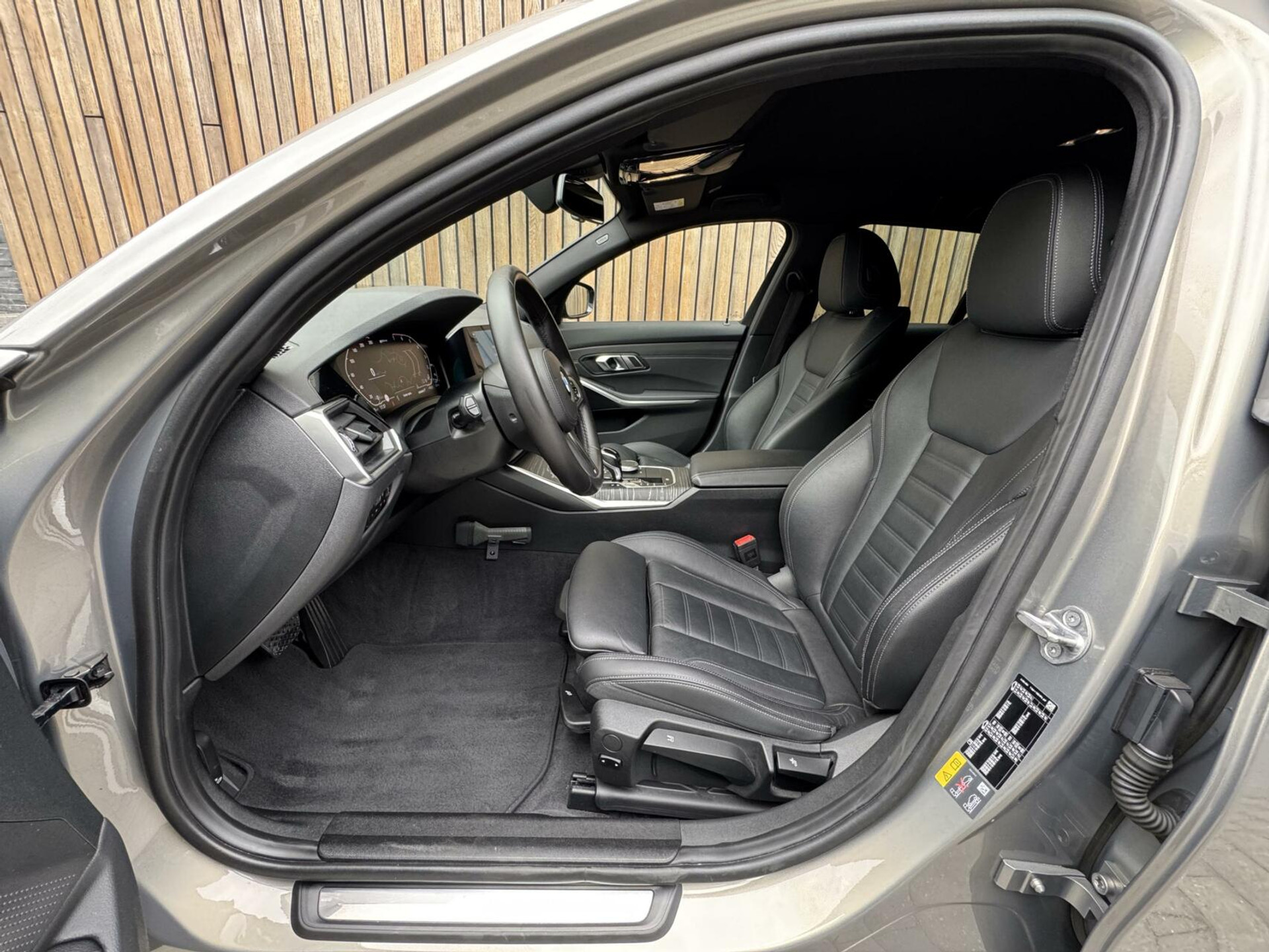 BMW 3 Serie Touring 330e Automaat | Leer | Adaptieve cruise control | DAB radio | Getint glas | LED verlichting | Stoelverwarming | Audio installatie | Apple CarPlay | Parkeersensoren voor en achter 44761105-7.jpg | Timcars.nl