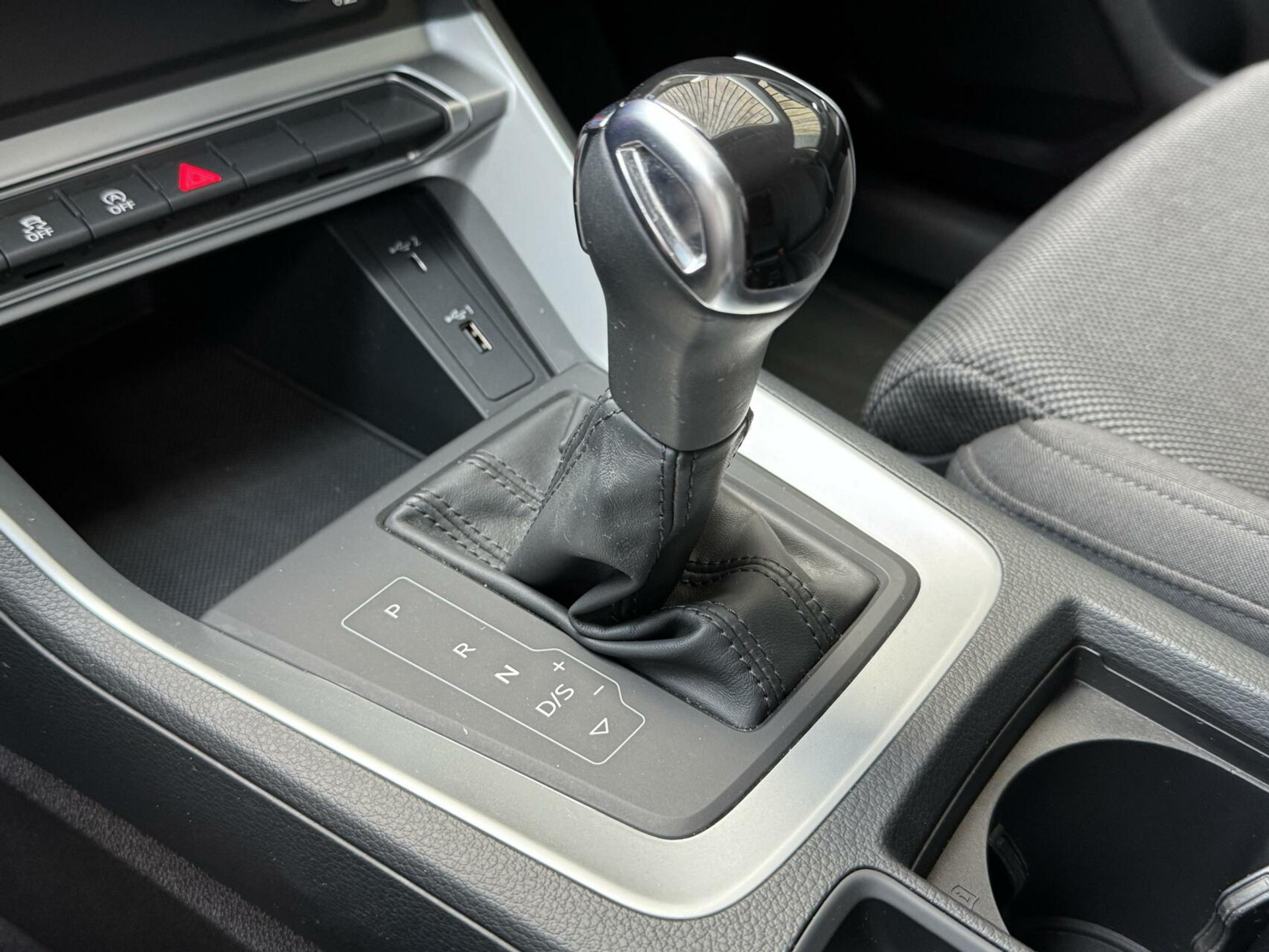 Audi Q3 35 TFSI Pro Line Automaat 150pk | Climate control | Cruise control | Apple CarPlay | Trekhaak uitklapbaar | Sportstoelen | LED verlichting | Zwart optiek pakket | Parkeersensoren achter 44761223-26.jpg | Timcars.nl