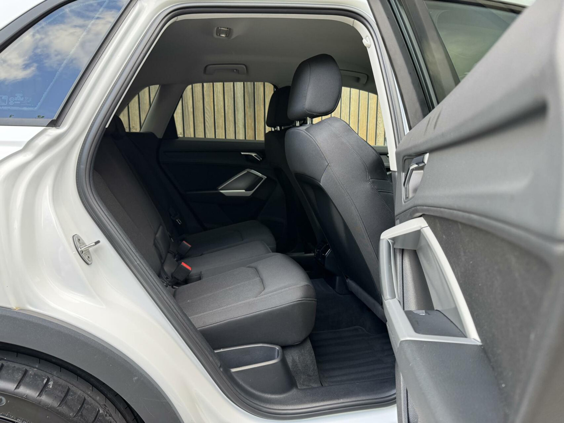 Audi Q3 35 TFSI Pro Line Automaat 150pk | Climate control | Cruise control | Apple CarPlay | Trekhaak uitklapbaar | Sportstoelen | LED verlichting | Zwart optiek pakket | Parkeersensoren achter 44761223-34.jpg | Timcars.nl