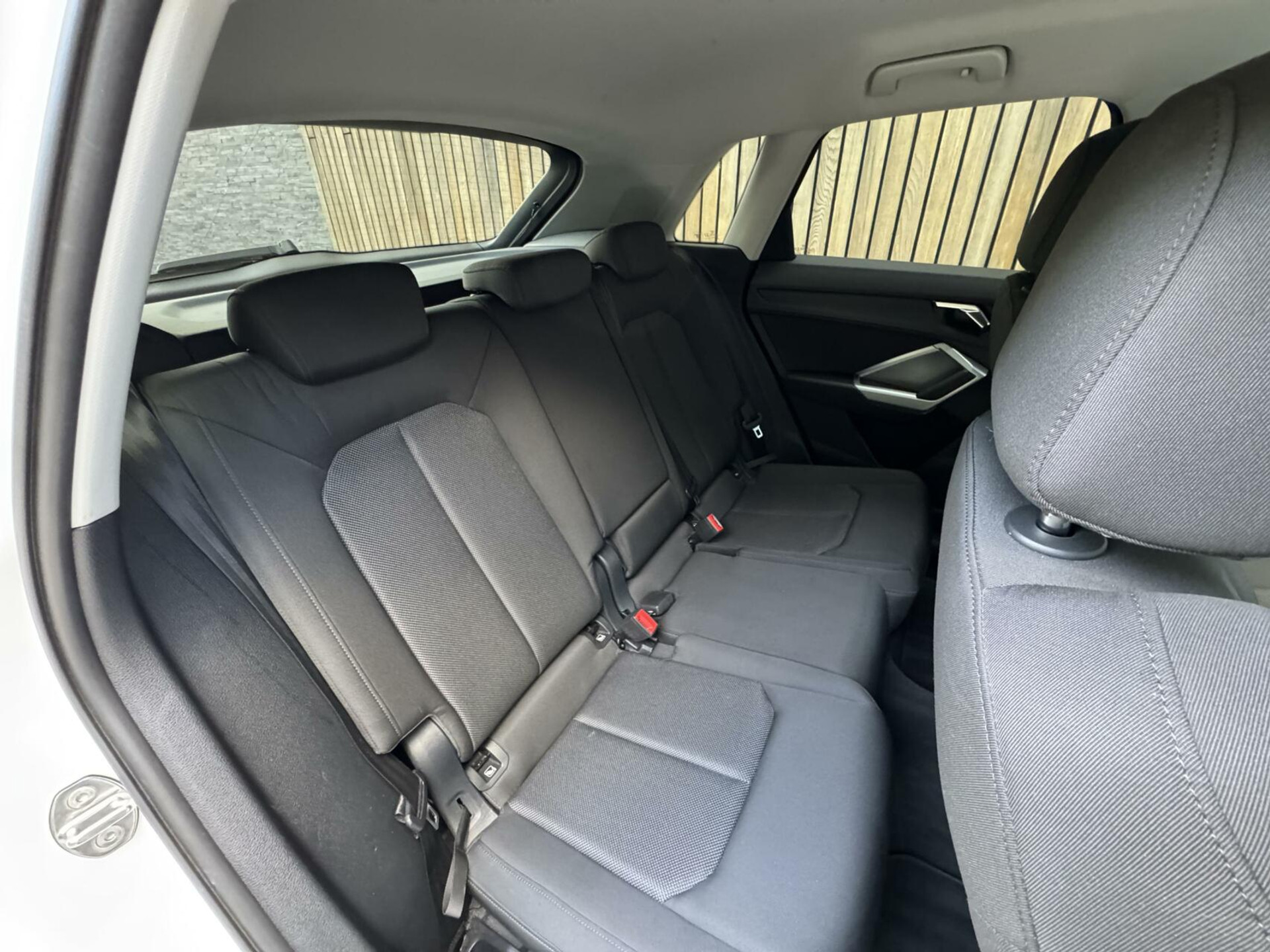 Audi Q3 35 TFSI Pro Line Automaat 150pk | Climate control | Cruise control | Apple CarPlay | Trekhaak uitklapbaar | Sportstoelen | LED verlichting | Zwart optiek pakket | Parkeersensoren achter 44761223-37.jpg | Timcars.nl