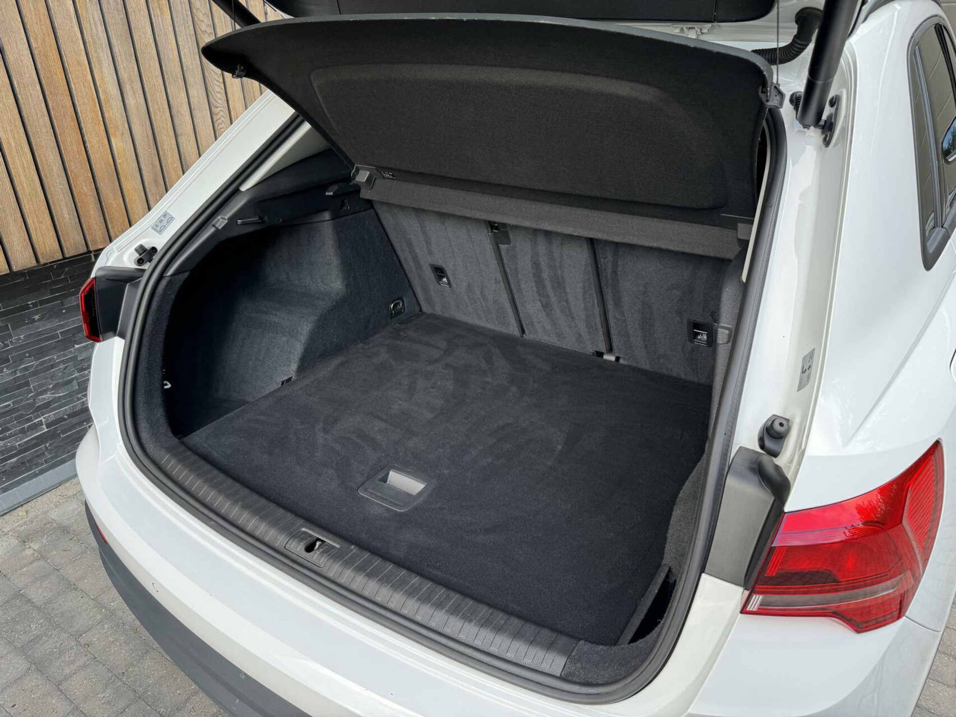 Audi Q3 35 TFSI Pro Line Automaat 150pk | Climate control | Cruise control | Apple CarPlay | Trekhaak uitklapbaar | Sportstoelen | LED verlichting | Zwart optiek pakket | Parkeersensoren achter 44761223-39.jpg | Timcars.nl