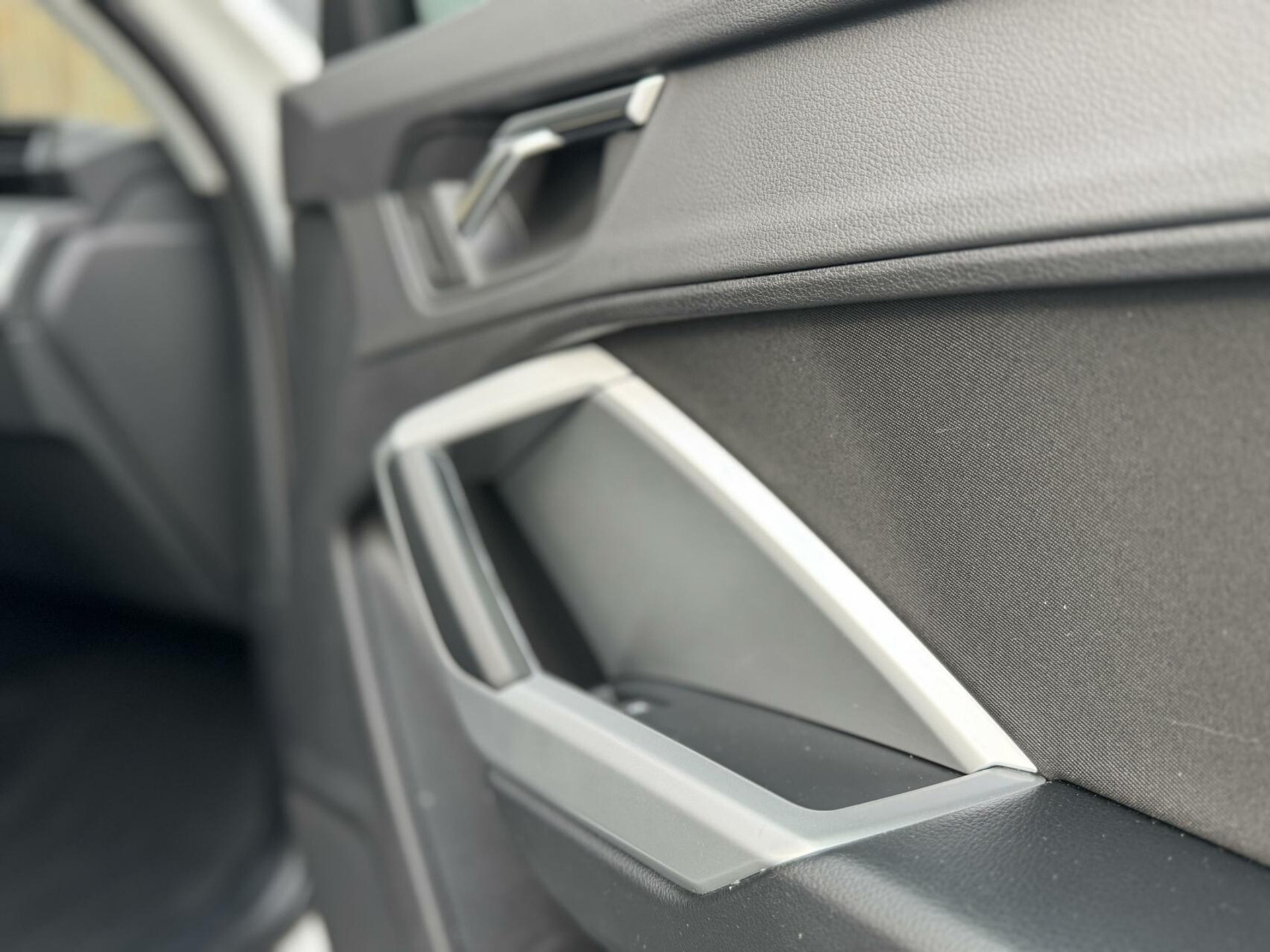 Audi Q3 35 TFSI Pro Line Automaat 150pk | Climate control | Cruise control | Apple CarPlay | Trekhaak uitklapbaar | Sportstoelen | LED verlichting | Zwart optiek pakket | Parkeersensoren achter 44761223-45.jpg | Timcars.nl