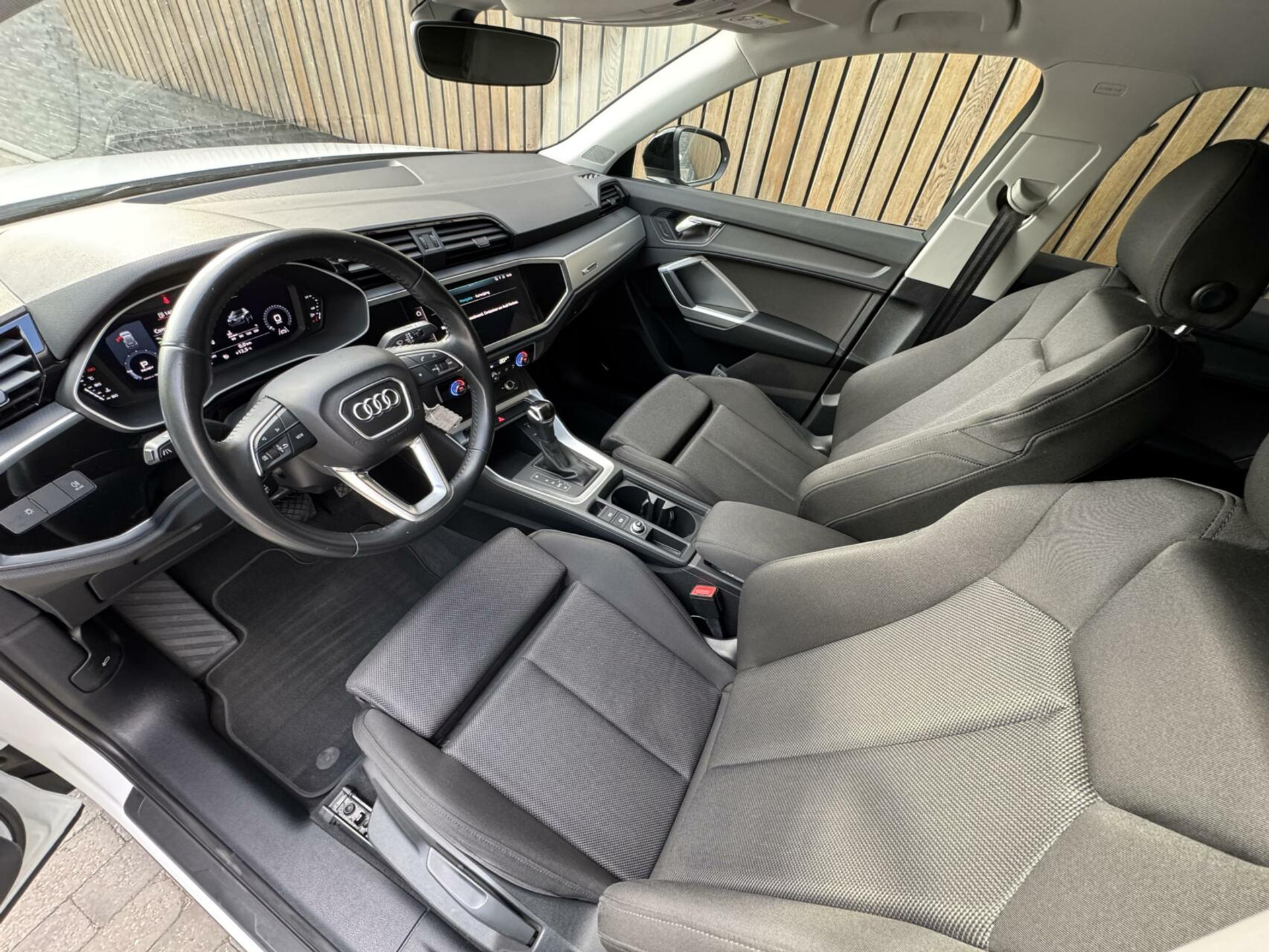 Audi Q3 35 TFSI Pro Line Automaat 150pk | Climate control | Cruise control | Apple CarPlay | Trekhaak uitklapbaar | Sportstoelen | LED verlichting | Zwart optiek pakket | Parkeersensoren achter 44761223-7.jpg | Timcars.nl