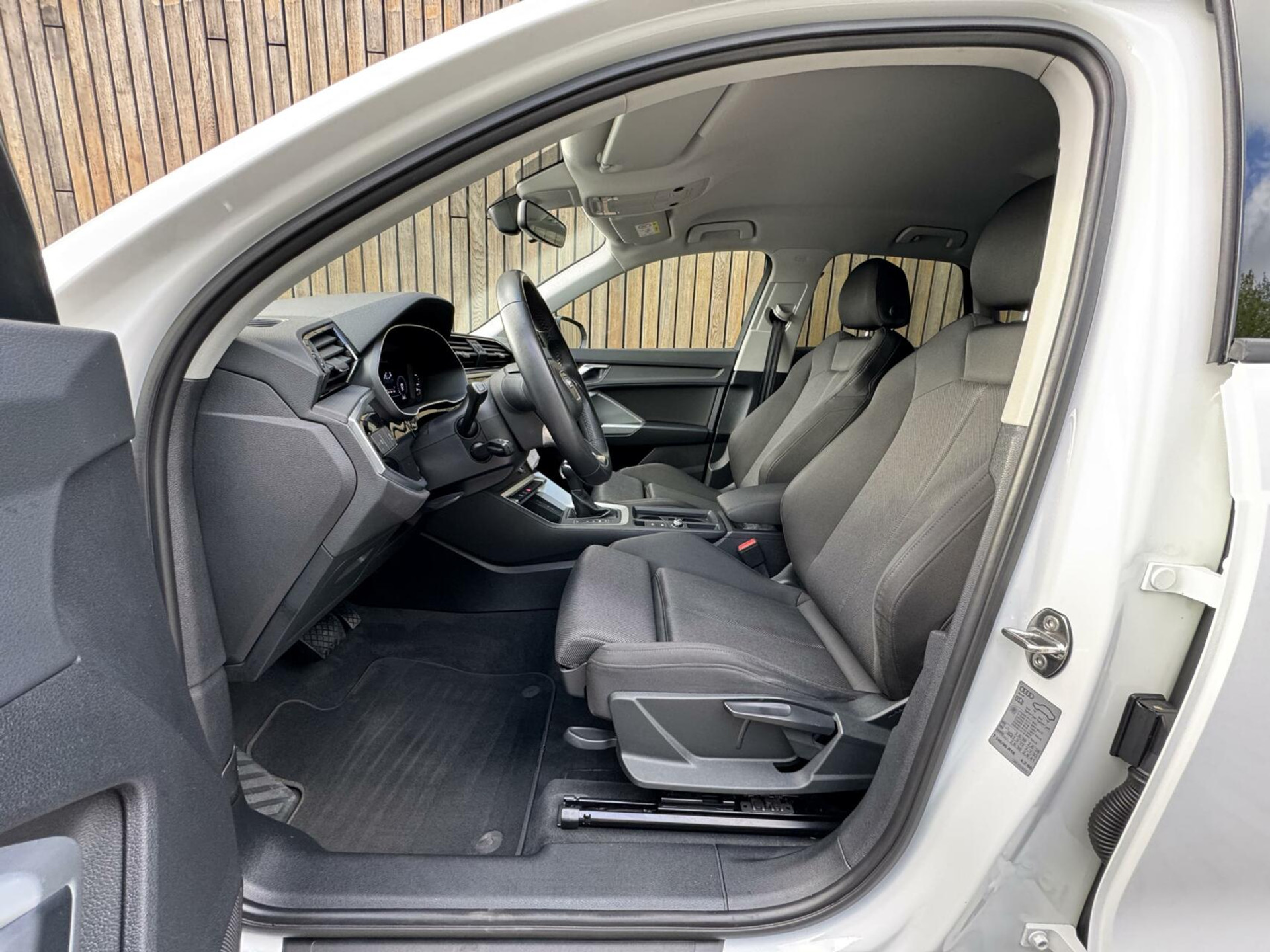 Audi Q3 35 TFSI Pro Line Automaat 150pk | Climate control | Cruise control | Apple CarPlay | Trekhaak uitklapbaar | Sportstoelen | LED verlichting | Zwart optiek pakket | Parkeersensoren achter 44761223-8.jpg | Timcars.nl