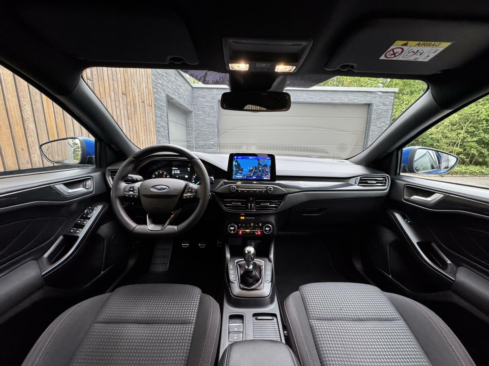 Ford Focus Wagon 1.0 EcoBoost Hybrid ST Line | Navigatiesysteem | Stoelverwarming | Stuurverwarming | LED verlichting | Apple CarPlay | Achteruitrijcamera | Inparkeerhulp | Parkeersensoren voor en achter 44761242-2.jpg | Timcars.nl