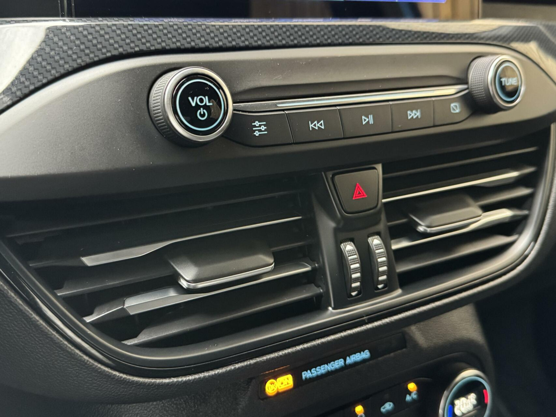 Ford Focus Wagon 1.0 EcoBoost Hybrid ST Line | Navigatiesysteem | Stoelverwarming | Stuurverwarming | LED verlichting | Apple CarPlay | Achteruitrijcamera | Inparkeerhulp | Parkeersensoren voor en achter 44761242-20.jpg | Timcars.nl