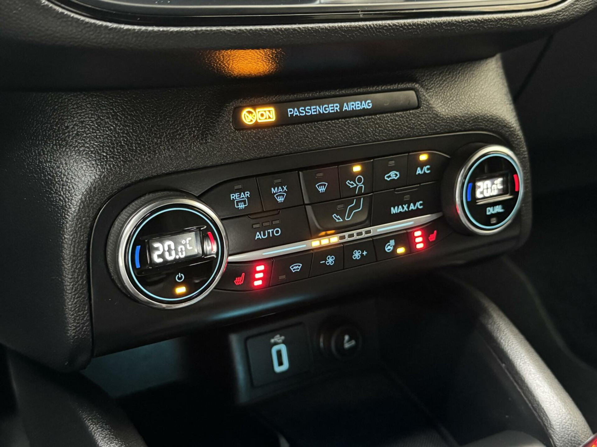 Ford Focus Wagon 1.0 EcoBoost Hybrid ST Line | Navigatiesysteem | Stoelverwarming | Stuurverwarming | LED verlichting | Apple CarPlay | Achteruitrijcamera | Inparkeerhulp | Parkeersensoren voor en achter 44761242-21.jpg | Timcars.nl