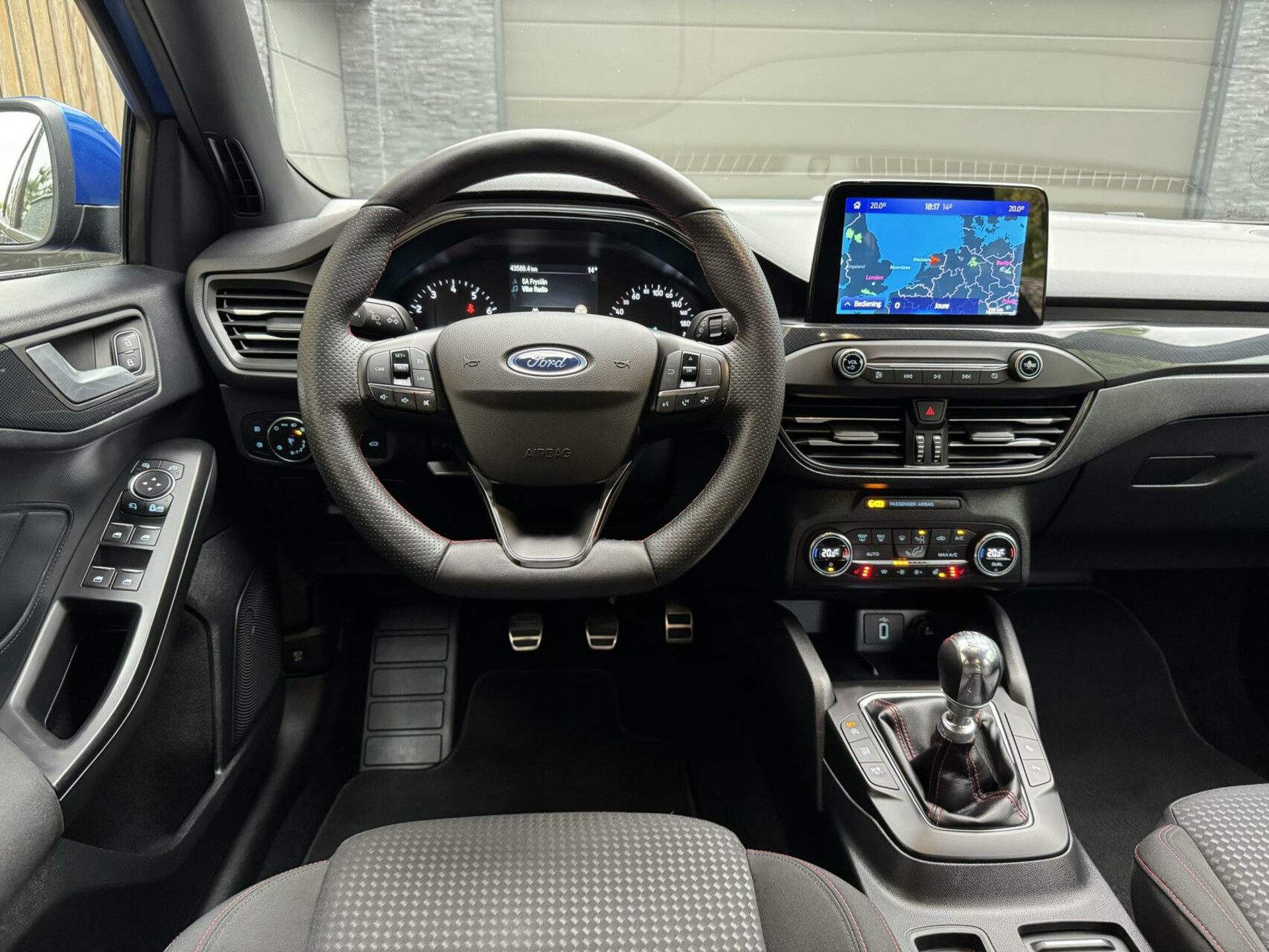 Ford Focus Wagon 1.0 EcoBoost Hybrid ST Line | Navigatiesysteem | Stoelverwarming | Stuurverwarming | LED verlichting | Apple CarPlay | Achteruitrijcamera | Inparkeerhulp | Parkeersensoren voor en achter 44761242-23.jpg | Timcars.nl