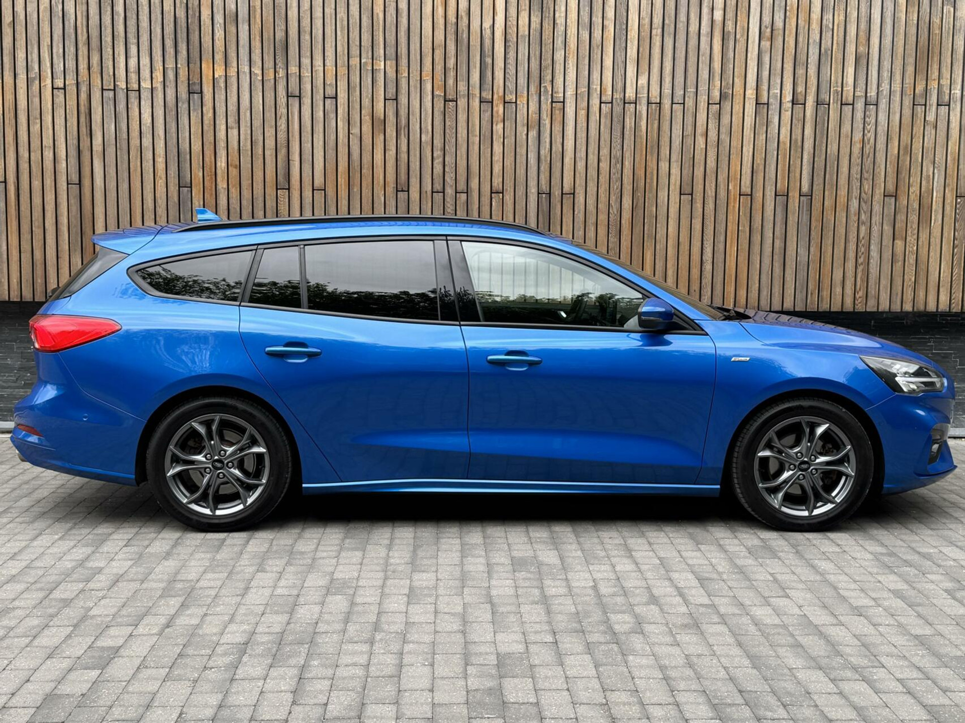 Ford Focus Wagon 1.0 EcoBoost Hybrid ST Line | Navigatiesysteem | Stoelverwarming | Stuurverwarming | LED verlichting | Apple CarPlay | Achteruitrijcamera | Inparkeerhulp | Parkeersensoren voor en achter 44761242-25.jpg | Timcars.nl