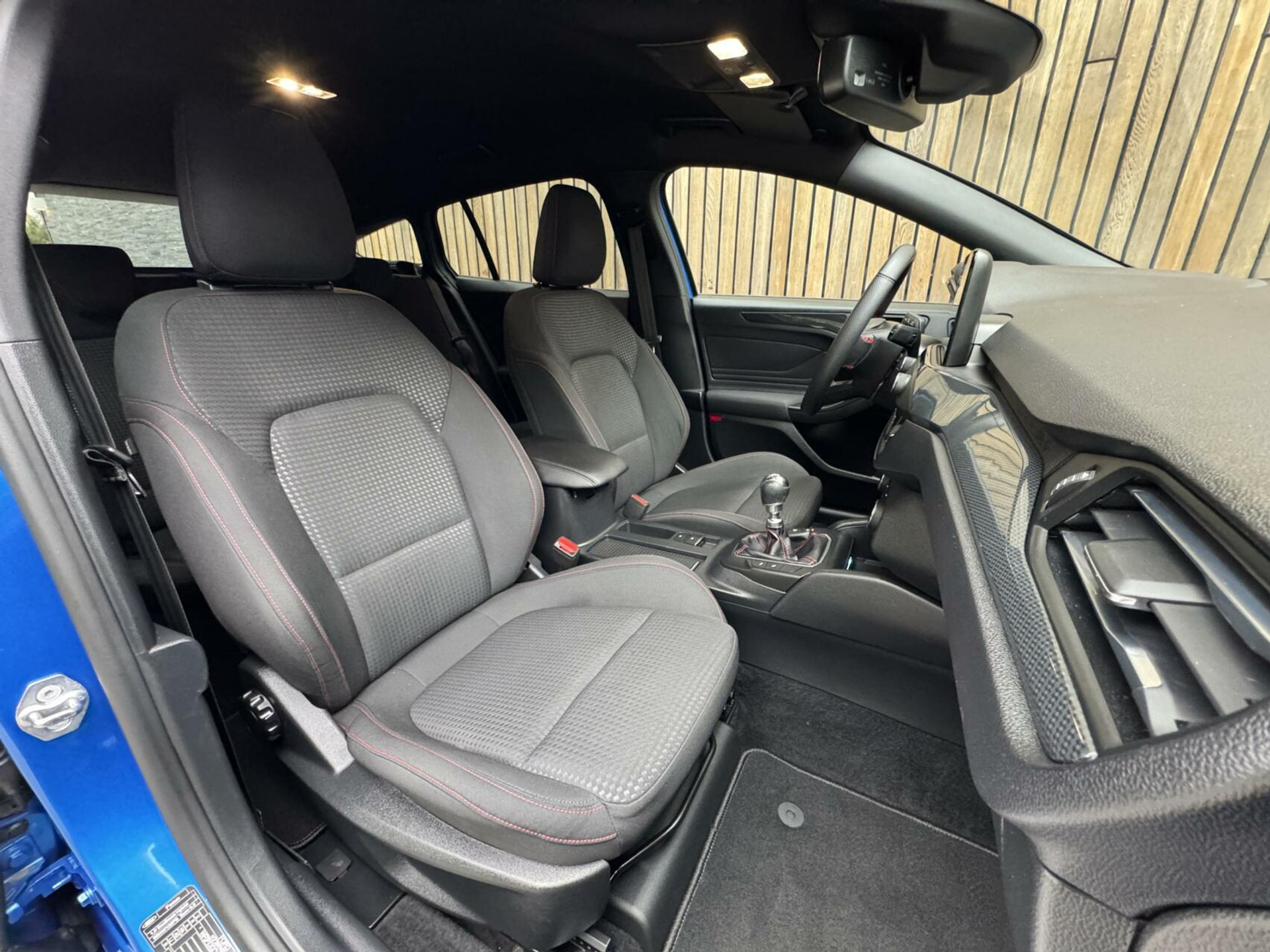 Ford Focus Wagon 1.0 EcoBoost Hybrid ST Line | Navigatiesysteem | Stoelverwarming | Stuurverwarming | LED verlichting | Apple CarPlay | Achteruitrijcamera | Inparkeerhulp | Parkeersensoren voor en achter 44761242-29.jpg | Timcars.nl