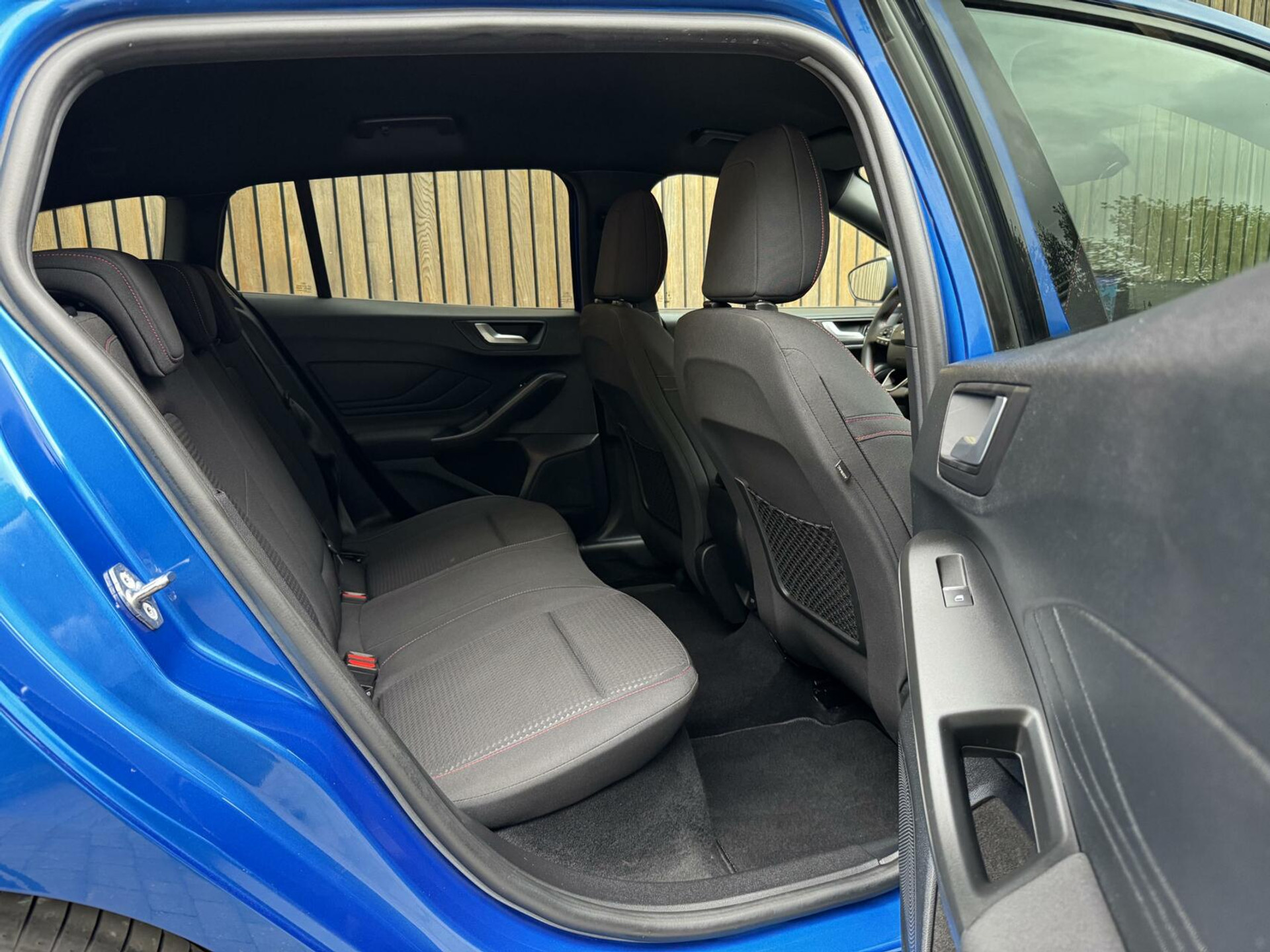 Ford Focus Wagon 1.0 EcoBoost Hybrid ST Line | Navigatiesysteem | Stoelverwarming | Stuurverwarming | LED verlichting | Apple CarPlay | Achteruitrijcamera | Inparkeerhulp | Parkeersensoren voor en achter 44761242-30.jpg | Timcars.nl