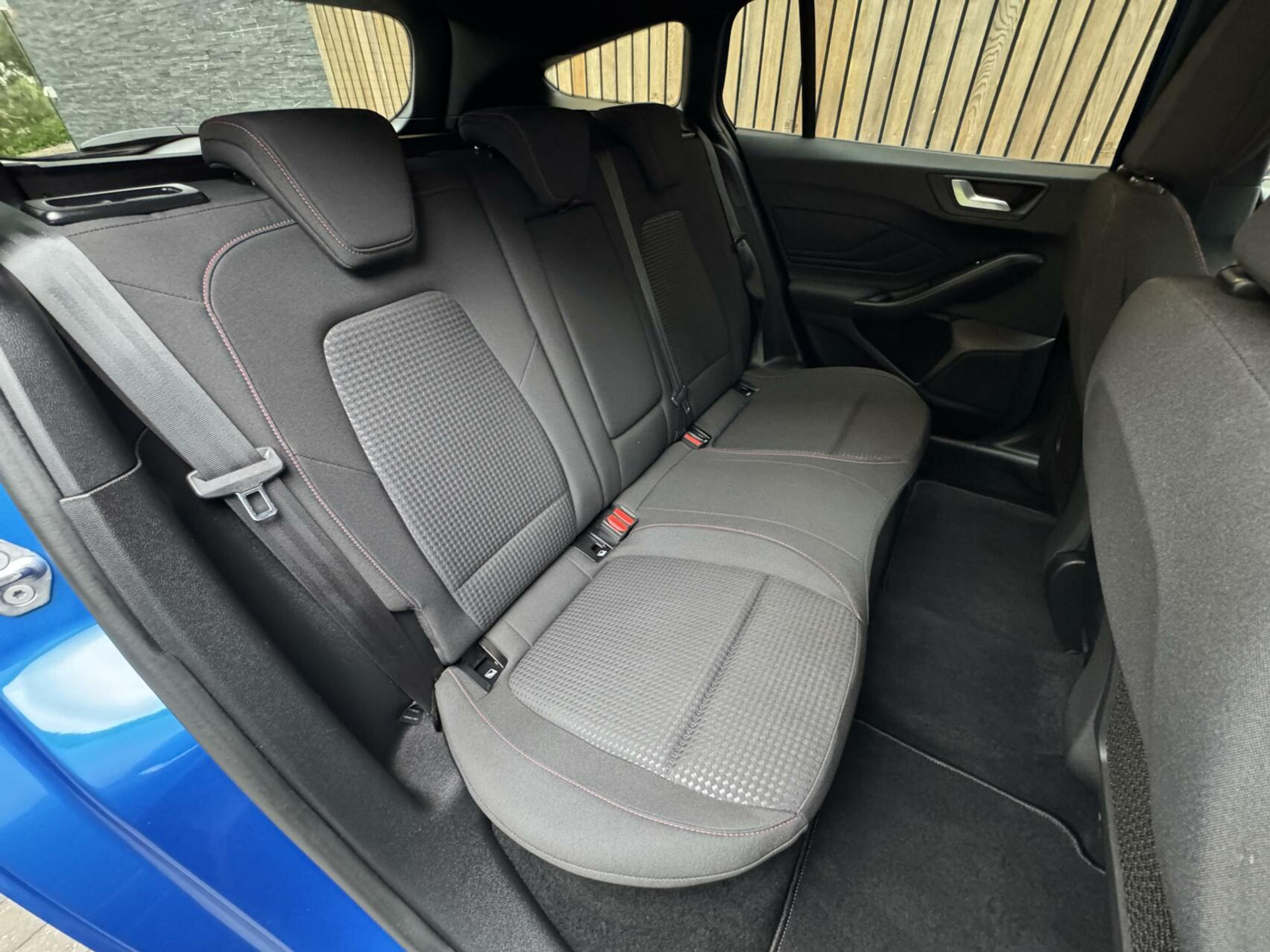 Ford Focus Wagon 1.0 EcoBoost Hybrid ST Line | Navigatiesysteem | Stoelverwarming | Stuurverwarming | LED verlichting | Apple CarPlay | Achteruitrijcamera | Inparkeerhulp | Parkeersensoren voor en achter 44761242-31.jpg | Timcars.nl