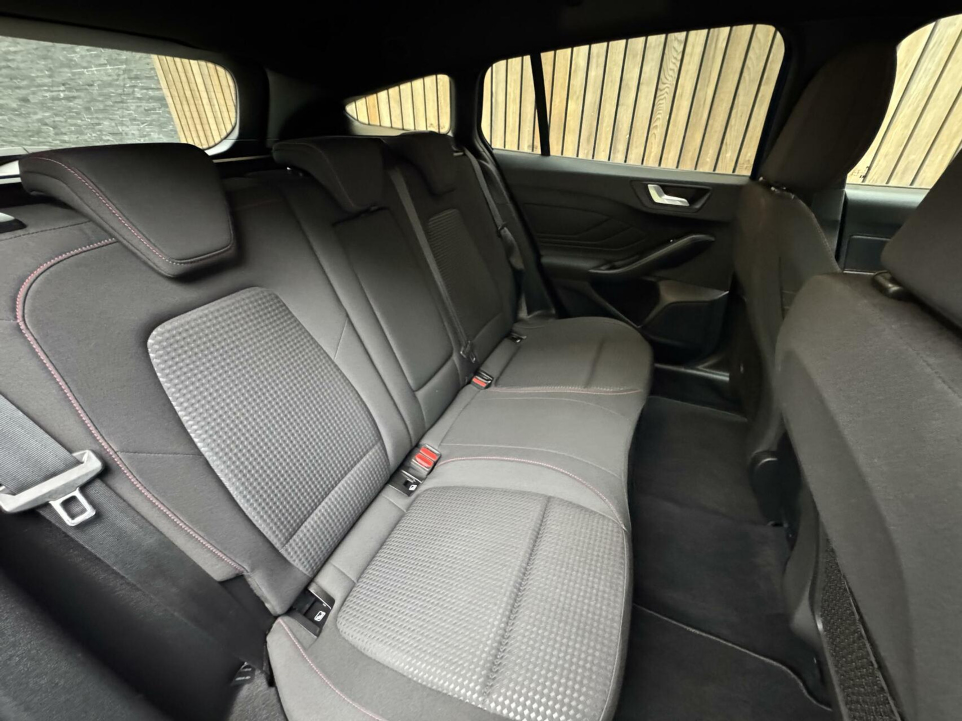 Ford Focus Wagon 1.0 EcoBoost Hybrid ST Line | Navigatiesysteem | Stoelverwarming | Stuurverwarming | LED verlichting | Apple CarPlay | Achteruitrijcamera | Inparkeerhulp | Parkeersensoren voor en achter 44761242-33.jpg | Timcars.nl