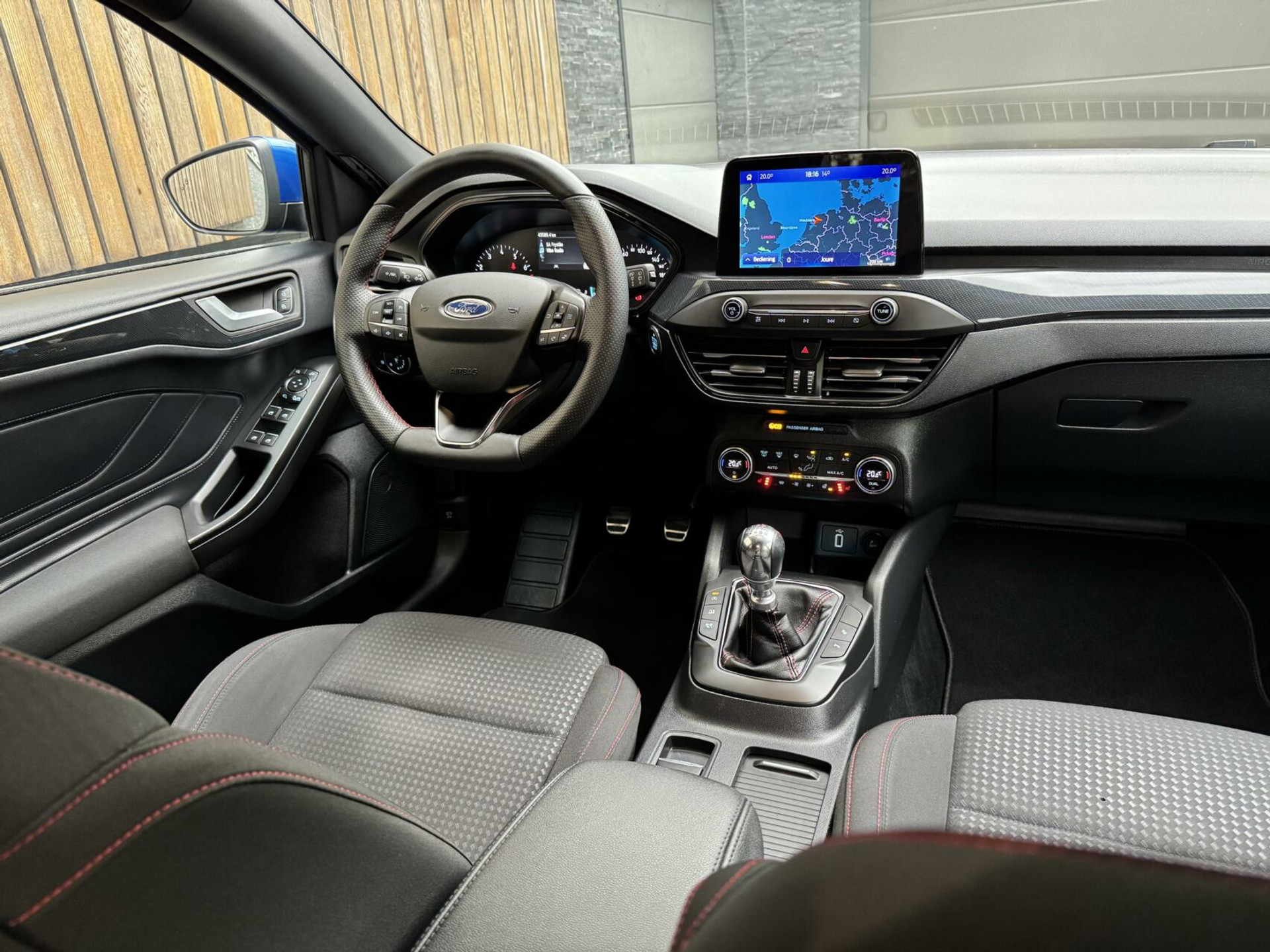 Ford Focus Wagon 1.0 EcoBoost Hybrid ST Line | Navigatiesysteem | Stoelverwarming | Stuurverwarming | LED verlichting | Apple CarPlay | Achteruitrijcamera | Inparkeerhulp | Parkeersensoren voor en achter 44761242-37.jpg | Timcars.nl