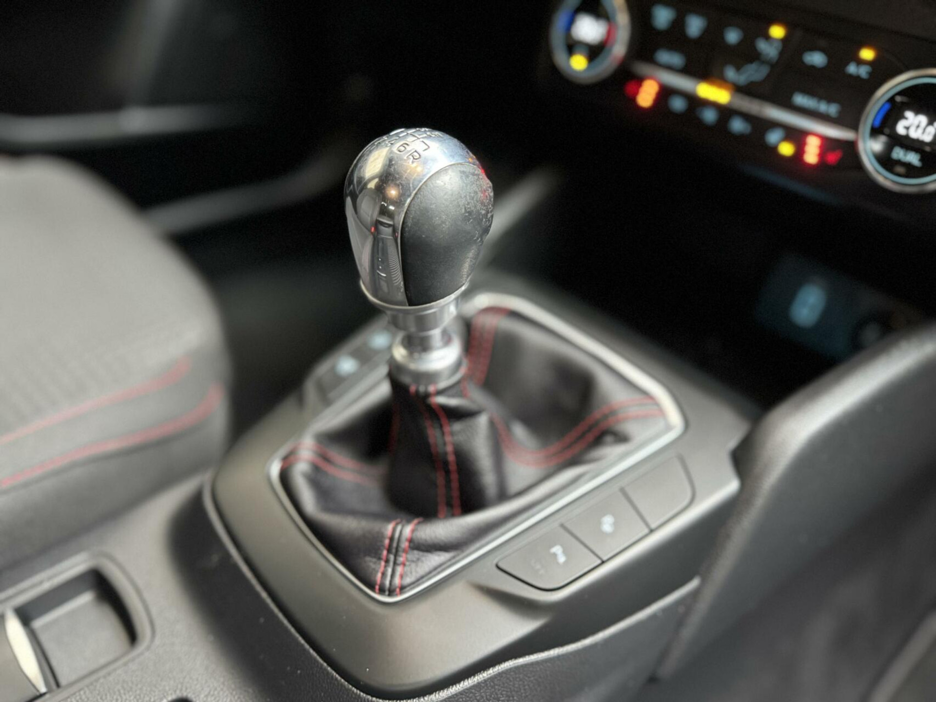 Ford Focus Wagon 1.0 EcoBoost Hybrid ST Line | Navigatiesysteem | Stoelverwarming | Stuurverwarming | LED verlichting | Apple CarPlay | Achteruitrijcamera | Inparkeerhulp | Parkeersensoren voor en achter 44761242-41.jpg | Timcars.nl