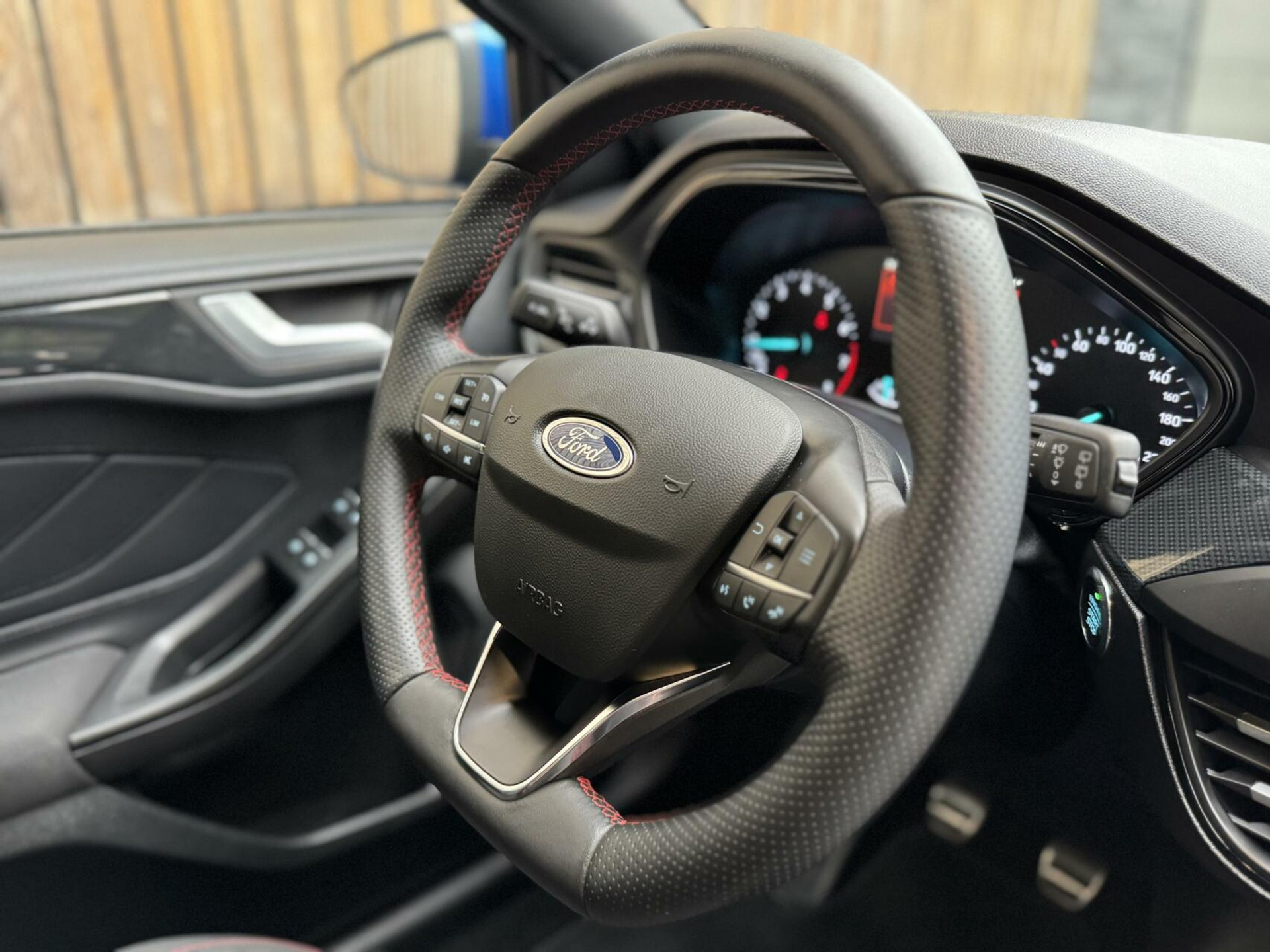 Ford Focus Wagon 1.0 EcoBoost Hybrid ST Line | Navigatiesysteem | Stoelverwarming | Stuurverwarming | LED verlichting | Apple CarPlay | Achteruitrijcamera | Inparkeerhulp | Parkeersensoren voor en achter 44761242-42.jpg | Timcars.nl