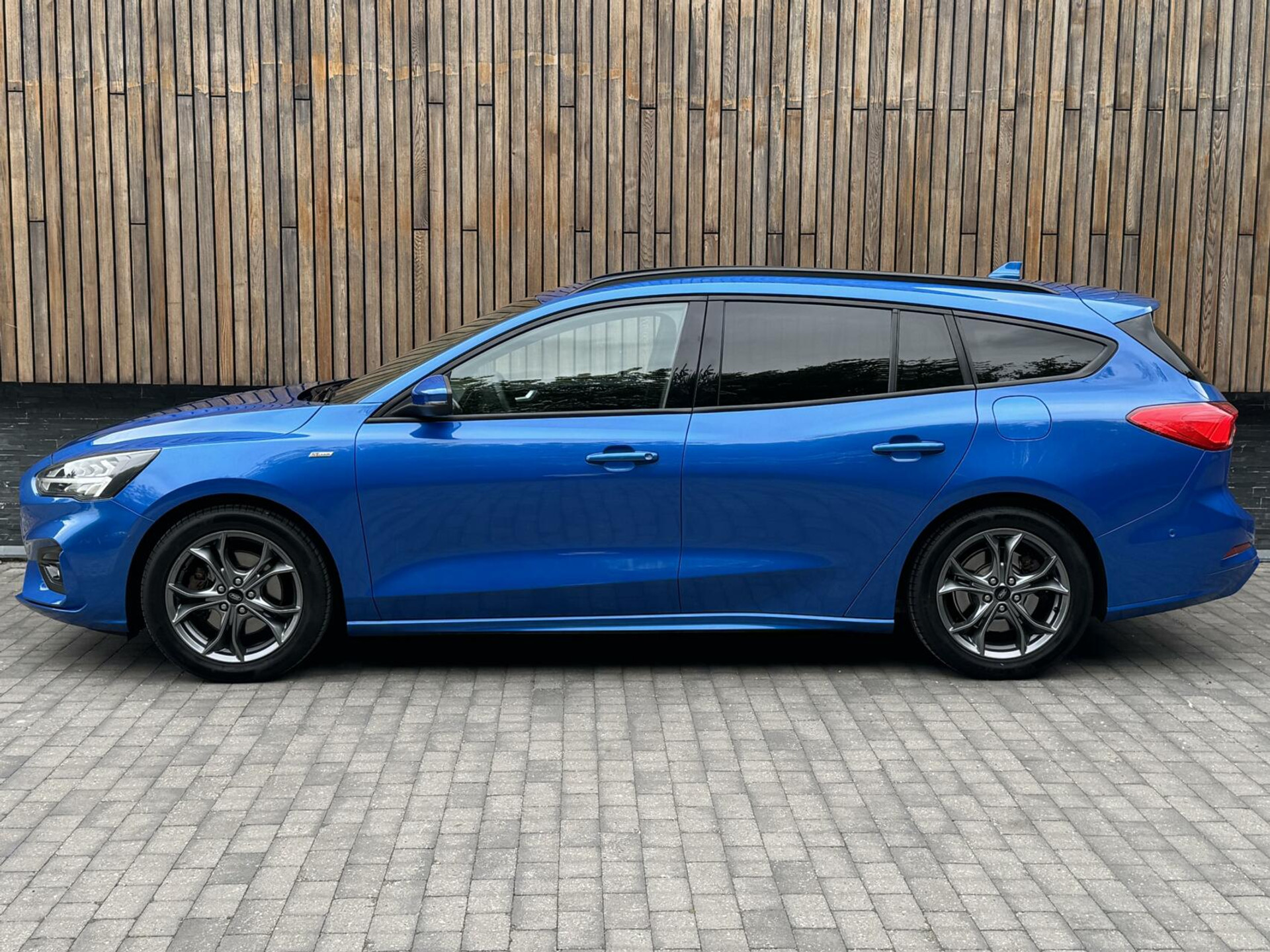 Ford Focus Wagon 1.0 EcoBoost Hybrid ST Line | Navigatiesysteem | Stoelverwarming | Stuurverwarming | LED verlichting | Apple CarPlay | Achteruitrijcamera | Inparkeerhulp | Parkeersensoren voor en achter 44761242-48.jpg | Timcars.nl