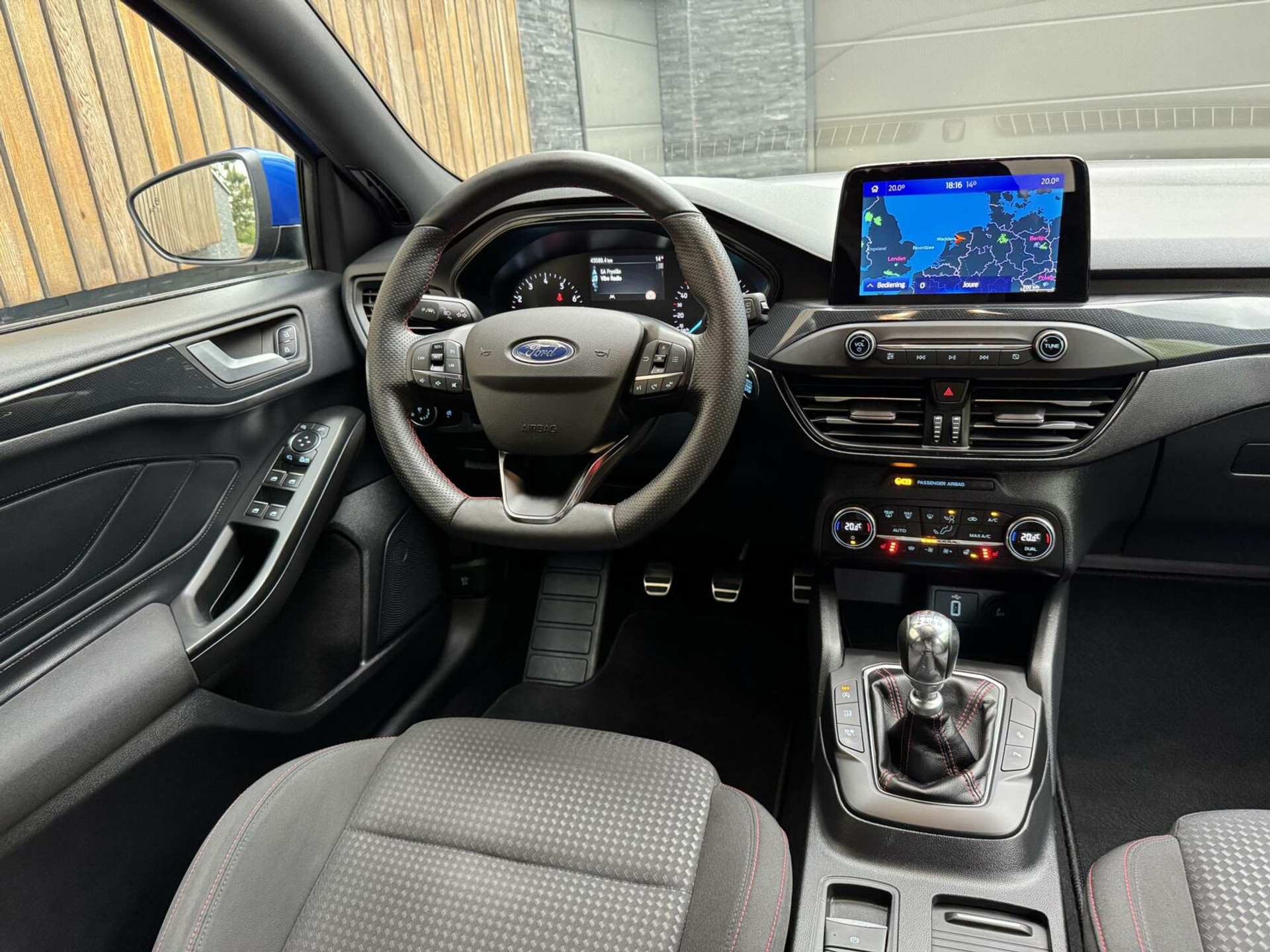 Ford Focus Wagon 1.0 EcoBoost Hybrid ST Line | Navigatiesysteem | Stoelverwarming | Stuurverwarming | LED verlichting | Apple CarPlay | Achteruitrijcamera | Inparkeerhulp | Parkeersensoren voor en achter 44761242-5.jpg | Timcars.nl