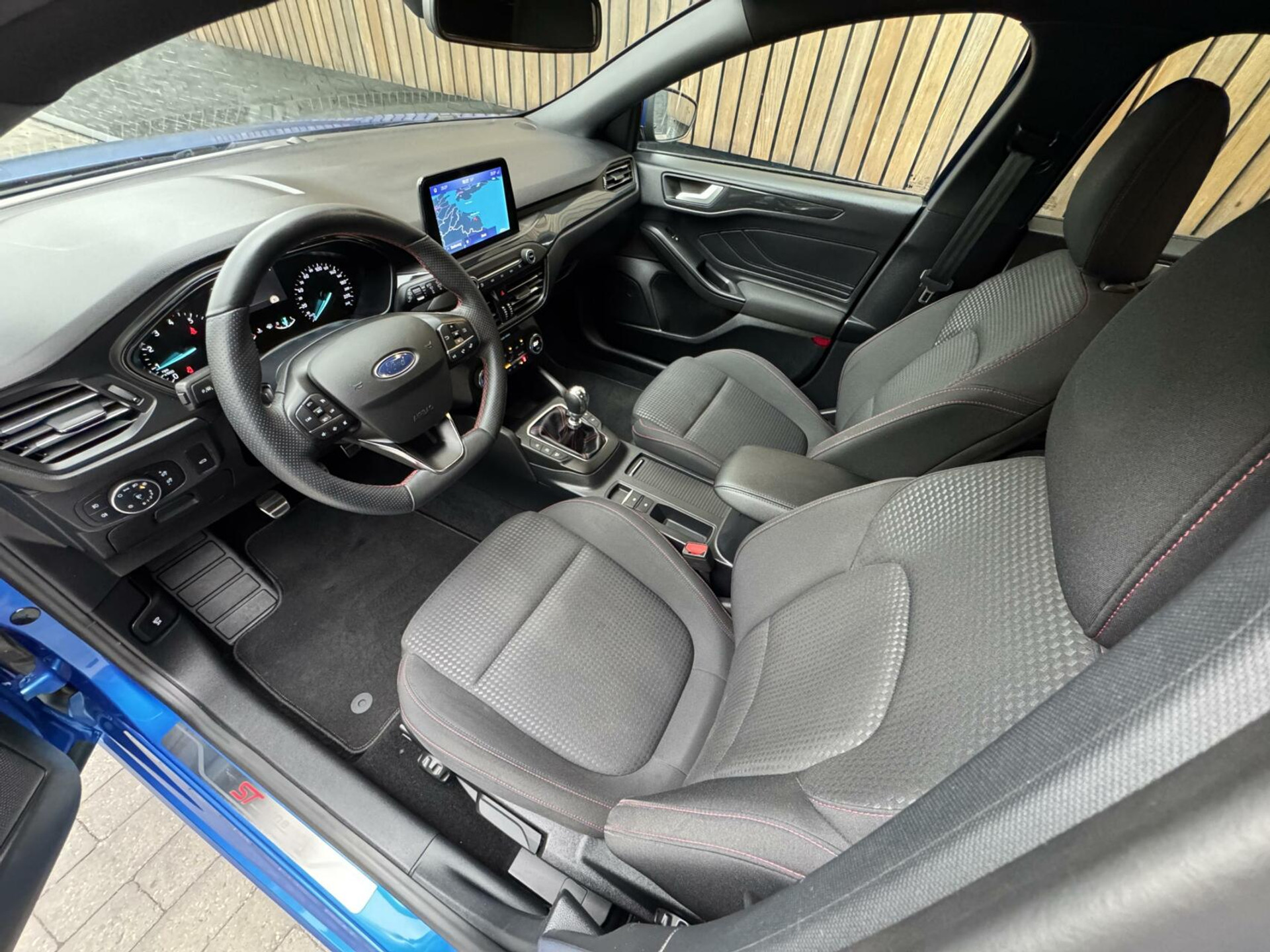 Ford Focus Wagon 1.0 EcoBoost Hybrid ST Line | Navigatiesysteem | Stoelverwarming | Stuurverwarming | LED verlichting | Apple CarPlay | Achteruitrijcamera | Inparkeerhulp | Parkeersensoren voor en achter 44761242-6.jpg | Timcars.nl