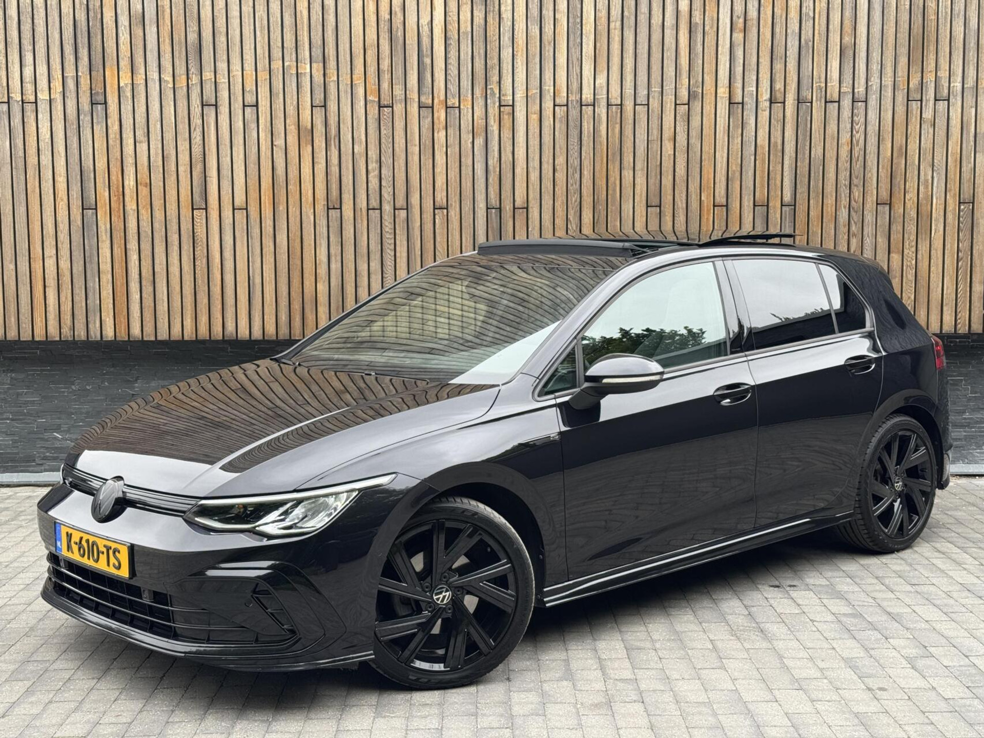 Volkswagen Golf 1.5 eTSI R-Line Automaat | Panoramadak | LED | Black Style | Harman/Kardon HiFi | Achteruitrijcamera | Sfeerverlichting | Trekha 45090196-0.jpg | Timcars.nl
