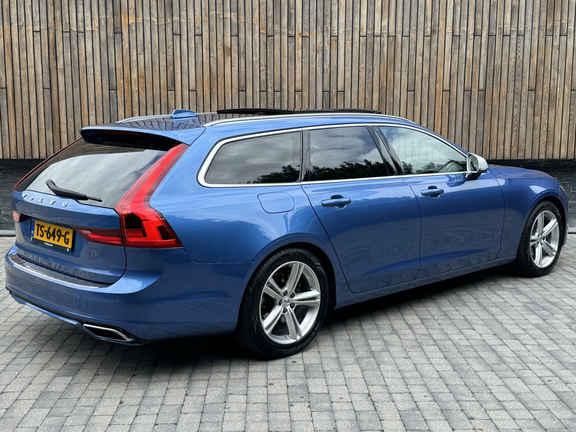 Volvo V90 2.0 D3 R-Design Automaat | Panoramadak | Leren bekleding | Camera met rondomzicht | Bowers&Wilkins | Adaptieve cruise control | Head-up Display | Apple CarPlay | LED | Parkeersensoren voor en achter 45638229-1.jpg | Timcars.nl