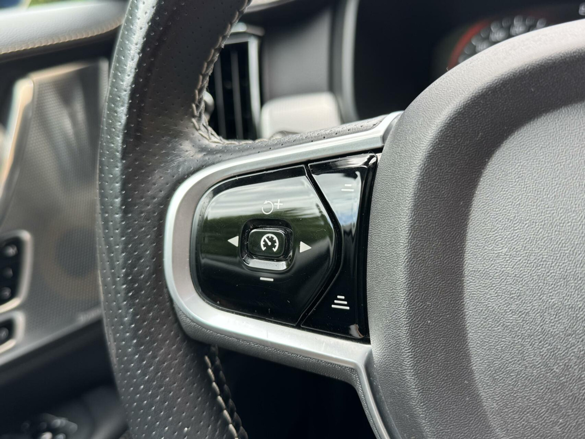 Volvo V90 2.0 D3 R-Design Automaat | Panoramadak | Leren bekleding | Camera met rondomzicht | Bowers&Wilkins | Adaptieve cruise control | Head-up Display | Apple CarPlay | LED | Parkeersensoren voor en achter 45638229-10.jpg | Timcars.nl