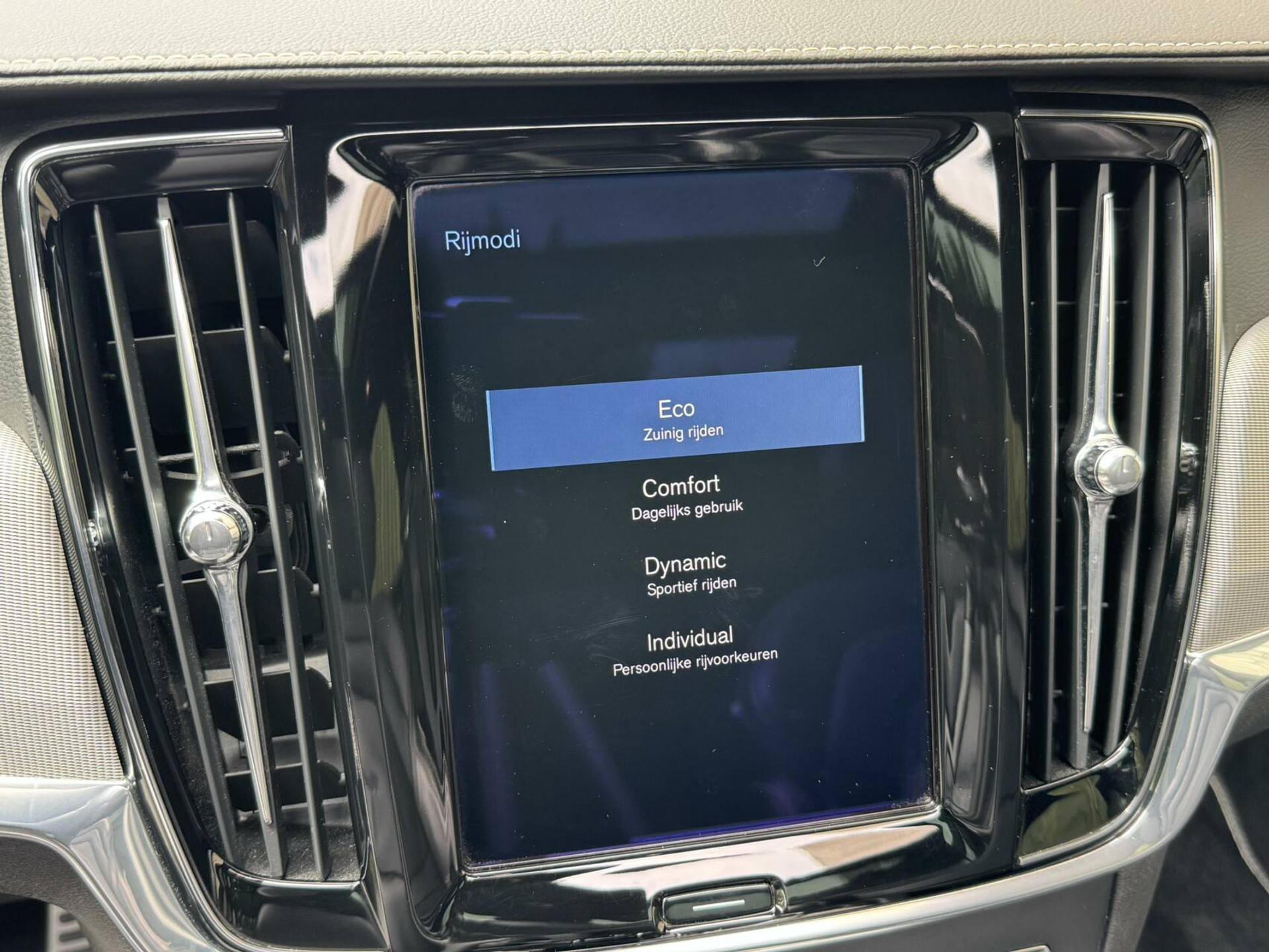 Volvo V90 2.0 D3 R-Design Automaat | Panoramadak | Leren bekleding | Camera met rondomzicht | Bowers&Wilkins | Adaptieve cruise control | Head-up Display | Apple CarPlay | LED | Parkeersensoren voor en achter 45638229-24.jpg | Timcars.nl