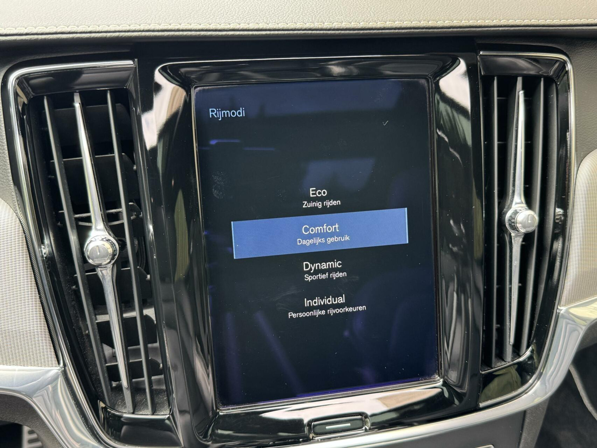 Volvo V90 2.0 D3 R-Design Automaat | Panoramadak | Leren bekleding | Camera met rondomzicht | Bowers&Wilkins | Adaptieve cruise control | Head-up Display | Apple CarPlay | LED | Parkeersensoren voor en achter 45638229-25.jpg | Timcars.nl