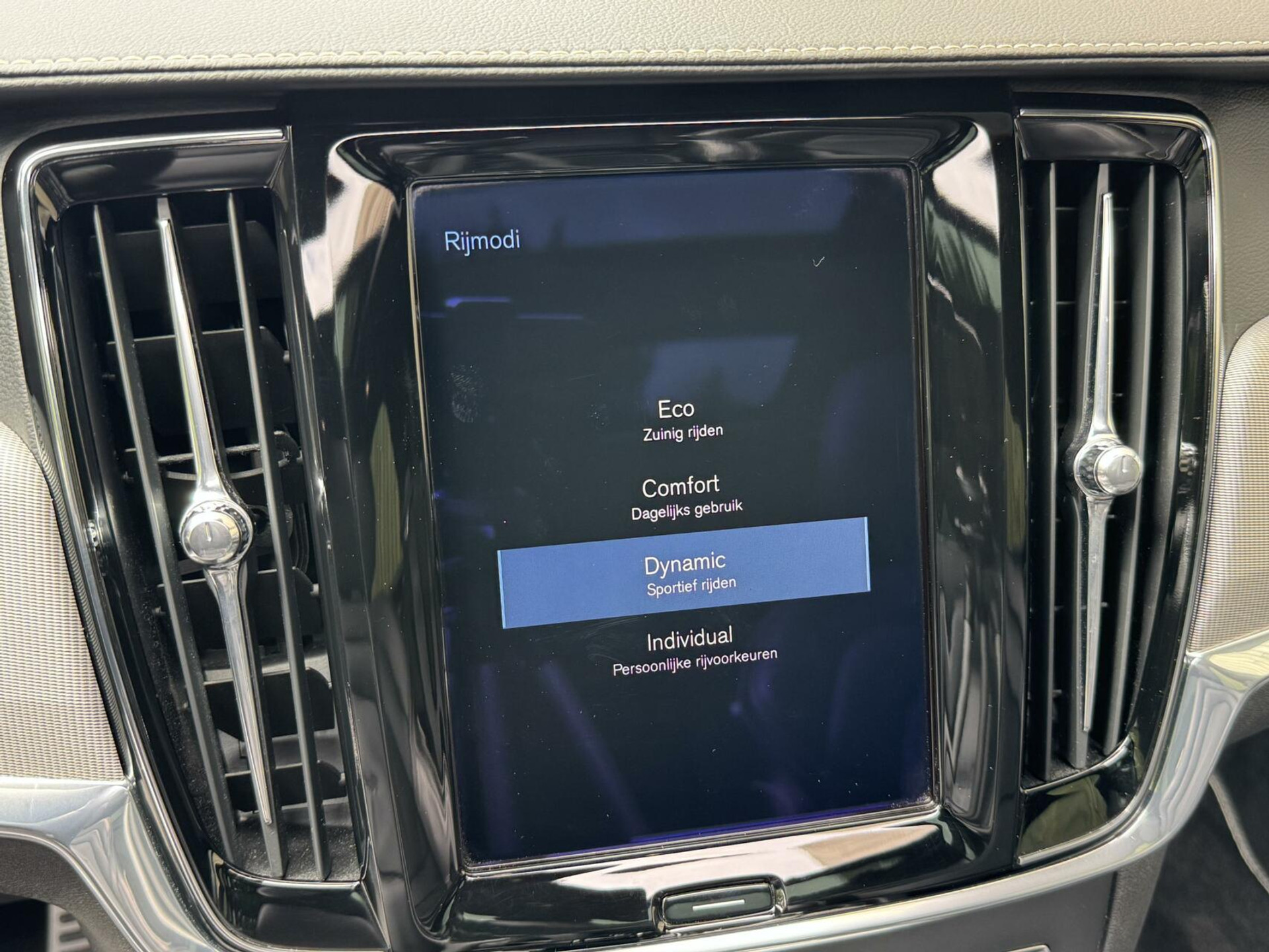 Volvo V90 2.0 D3 R-Design Automaat | Panoramadak | Leren bekleding | Camera met rondomzicht | Bowers&Wilkins | Adaptieve cruise control | Head-up Display | Apple CarPlay | LED | Parkeersensoren voor en achter 45638229-26.jpg | Timcars.nl