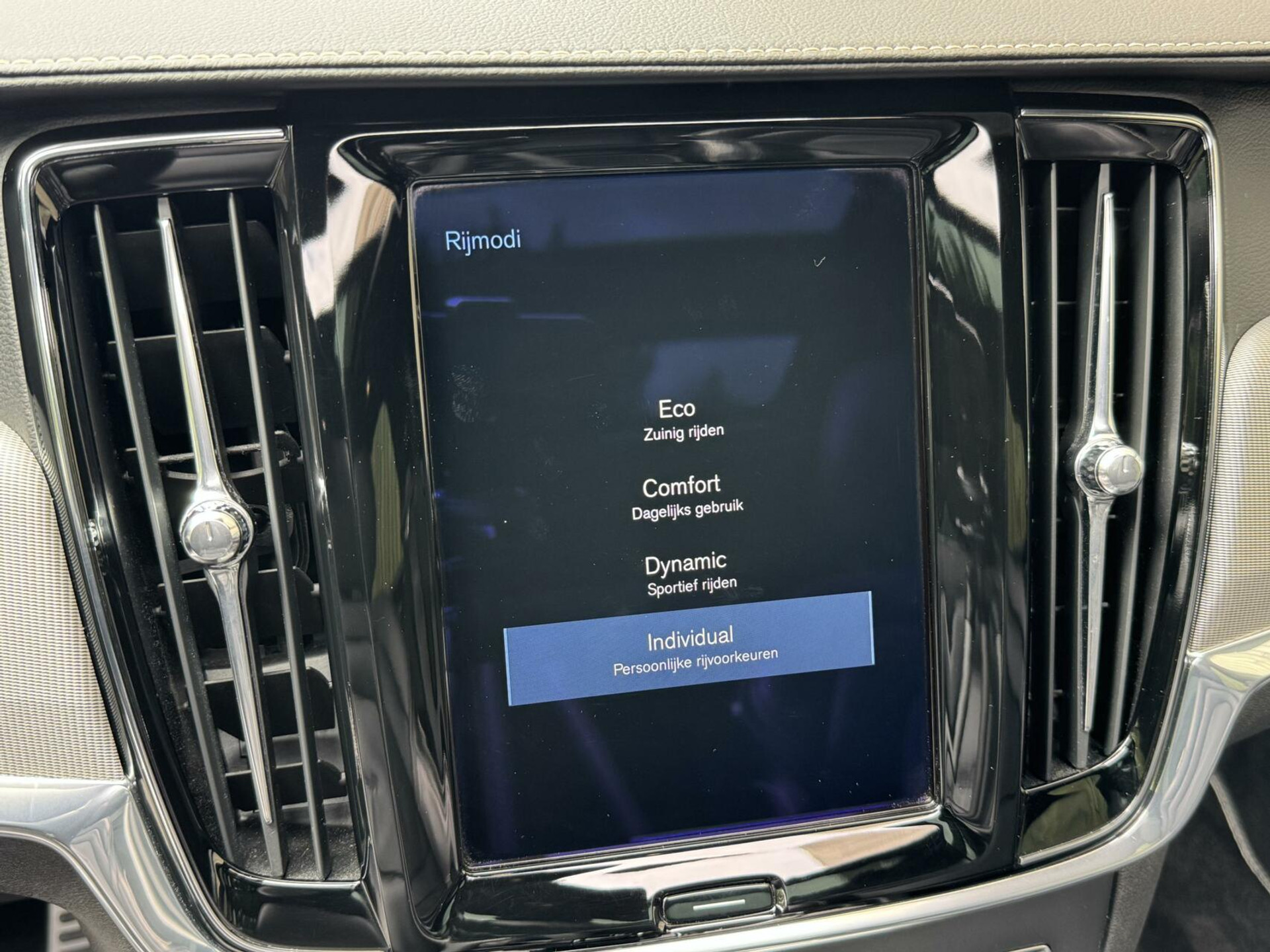 Volvo V90 2.0 D3 R-Design Automaat | Panoramadak | Leren bekleding | Camera met rondomzicht | Bowers&Wilkins | Adaptieve cruise control | Head-up Display | Apple CarPlay | LED | Parkeersensoren voor en achter 45638229-27.jpg | Timcars.nl