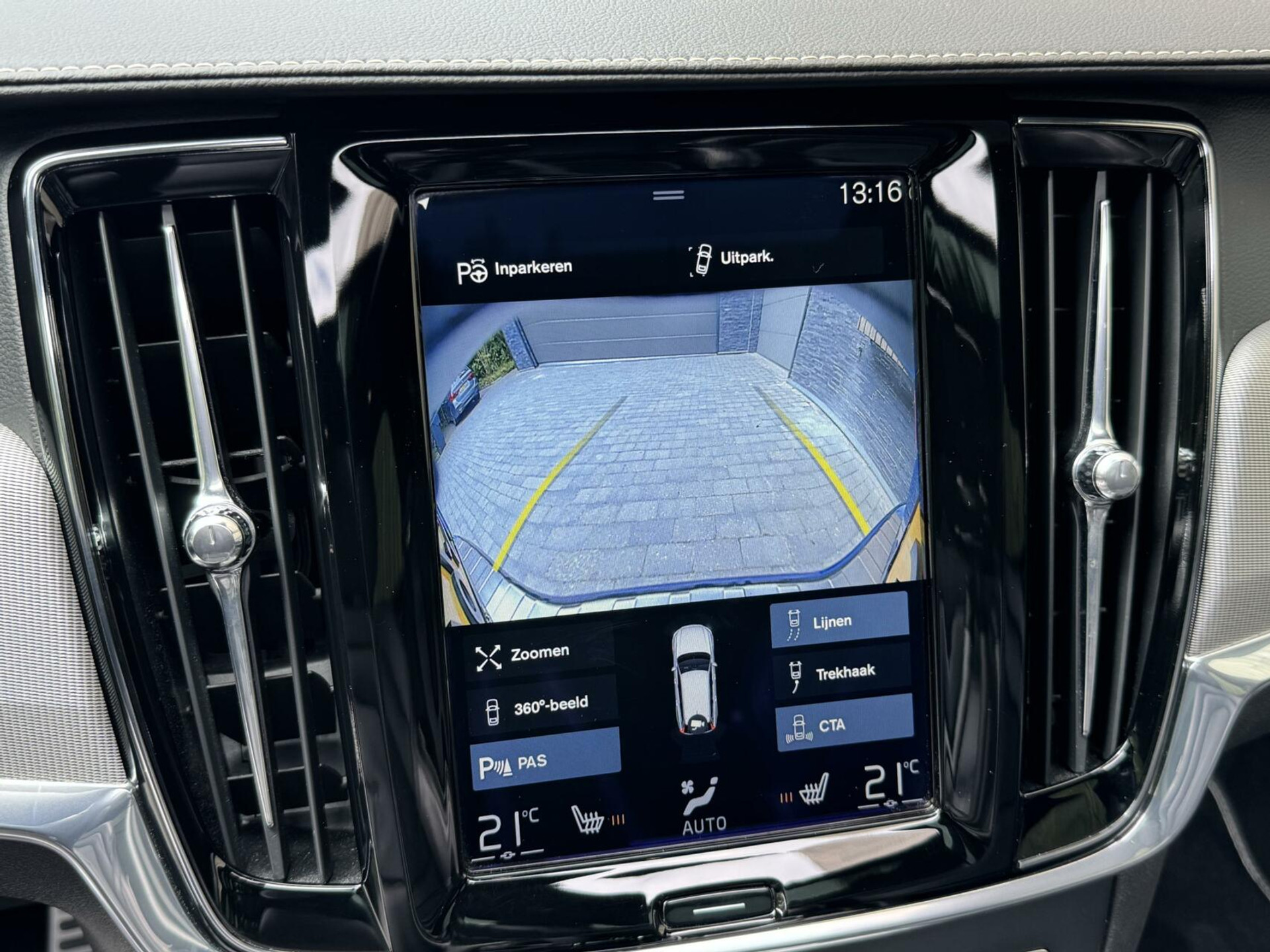 Volvo V90 2.0 D3 R-Design Automaat | Panoramadak | Leren bekleding | Camera met rondomzicht | Bowers&Wilkins | Adaptieve cruise control | Head-up Display | Apple CarPlay | LED | Parkeersensoren voor en achter 45638229-28.jpg | Timcars.nl