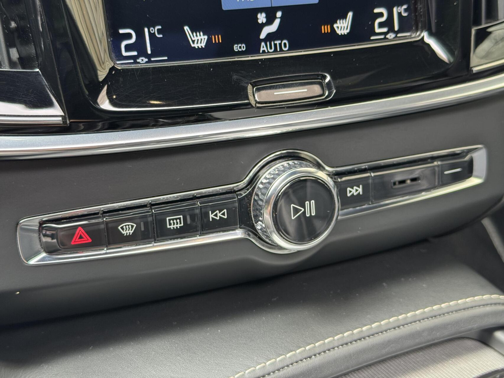 Volvo V90 2.0 D3 R-Design Automaat | Panoramadak | Leren bekleding | Camera met rondomzicht | Bowers&Wilkins | Adaptieve cruise control | Head-up Display | Apple CarPlay | LED | Parkeersensoren voor en achter 45638229-29.jpg | Timcars.nl