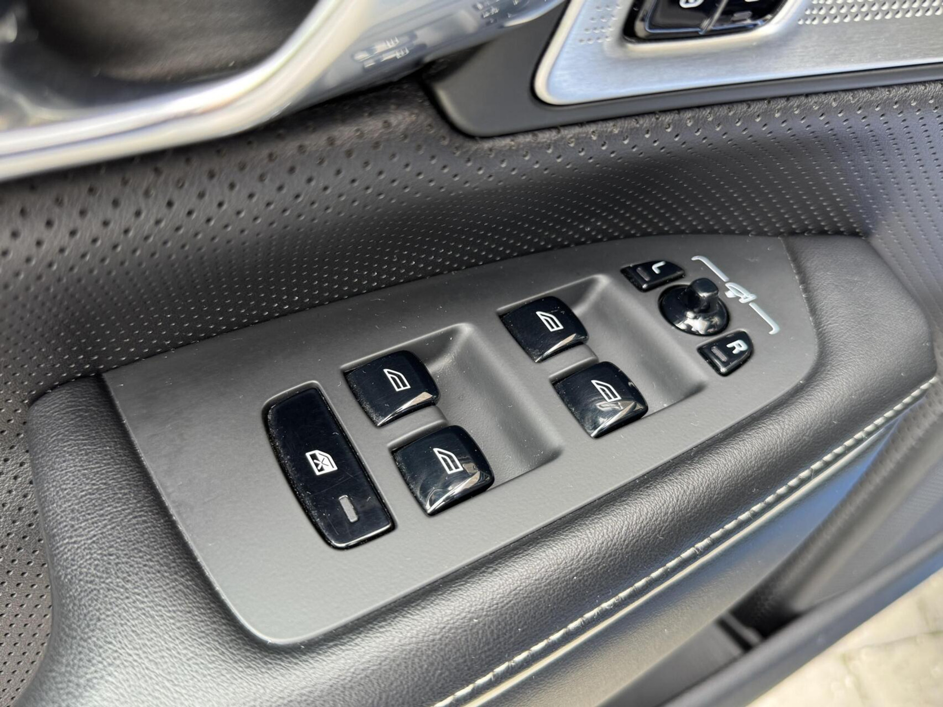 Volvo V90 2.0 D3 R-Design Automaat | Panoramadak | Leren bekleding | Camera met rondomzicht | Bowers&Wilkins | Adaptieve cruise control | Head-up Display | Apple CarPlay | LED | Parkeersensoren voor en achter 45638229-3.jpg | Timcars.nl