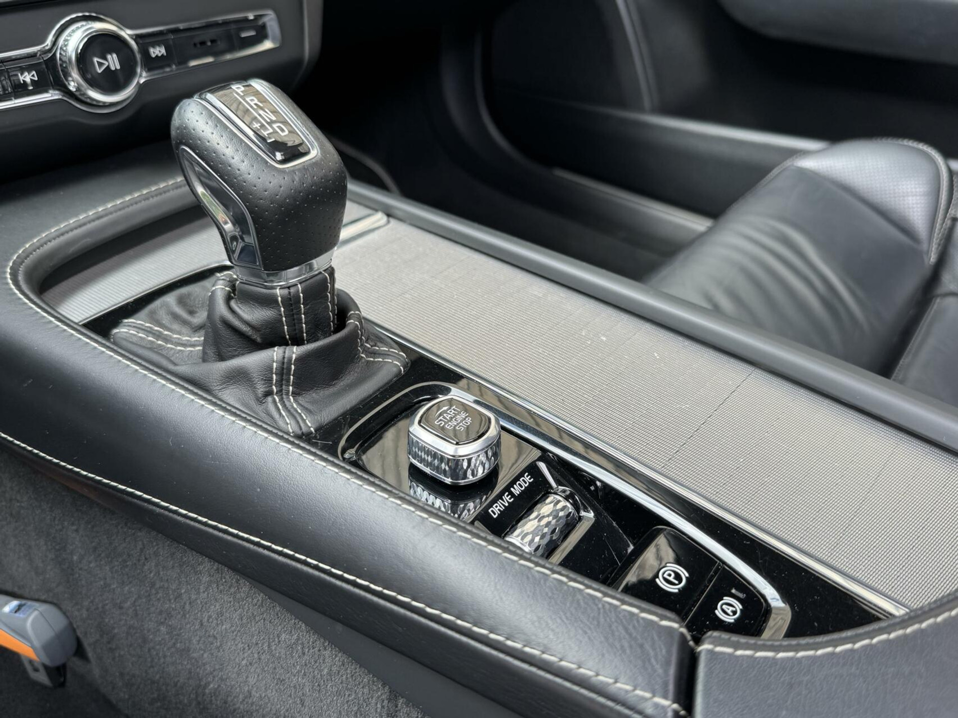 Volvo V90 2.0 D3 R-Design Automaat | Panoramadak | Leren bekleding | Camera met rondomzicht | Bowers&Wilkins | Adaptieve cruise control | Head-up Display | Apple CarPlay | LED | Parkeersensoren voor en achter 45638229-33.jpg | Timcars.nl