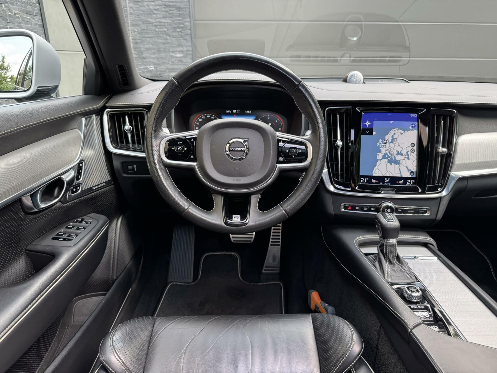 Volvo V90 2.0 D3 R-Design Automaat | Panoramadak | Leren bekleding | Camera met rondomzicht | Bowers&Wilkins | Adaptieve cruise control | Head-up Display | Apple CarPlay | LED | Parkeersensoren voor en achter 45638229-34.jpg | Timcars.nl