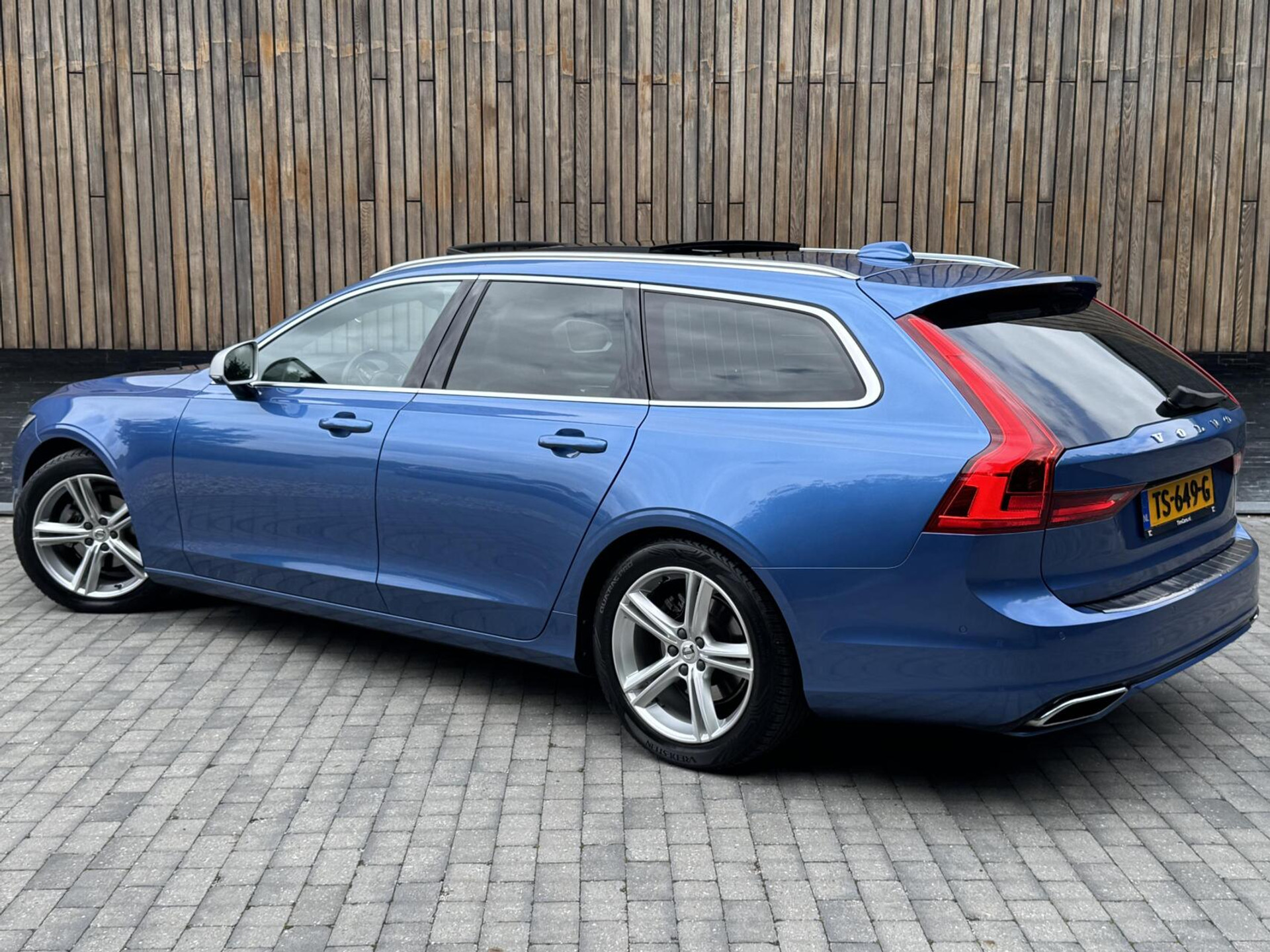Volvo V90 2.0 D3 R-Design Automaat | Panoramadak | Leren bekleding | Camera met rondomzicht | Bowers&Wilkins | Adaptieve cruise control | Head-up Display | Apple CarPlay | LED | Parkeersensoren voor en achter 45638229-35.jpg | Timcars.nl
