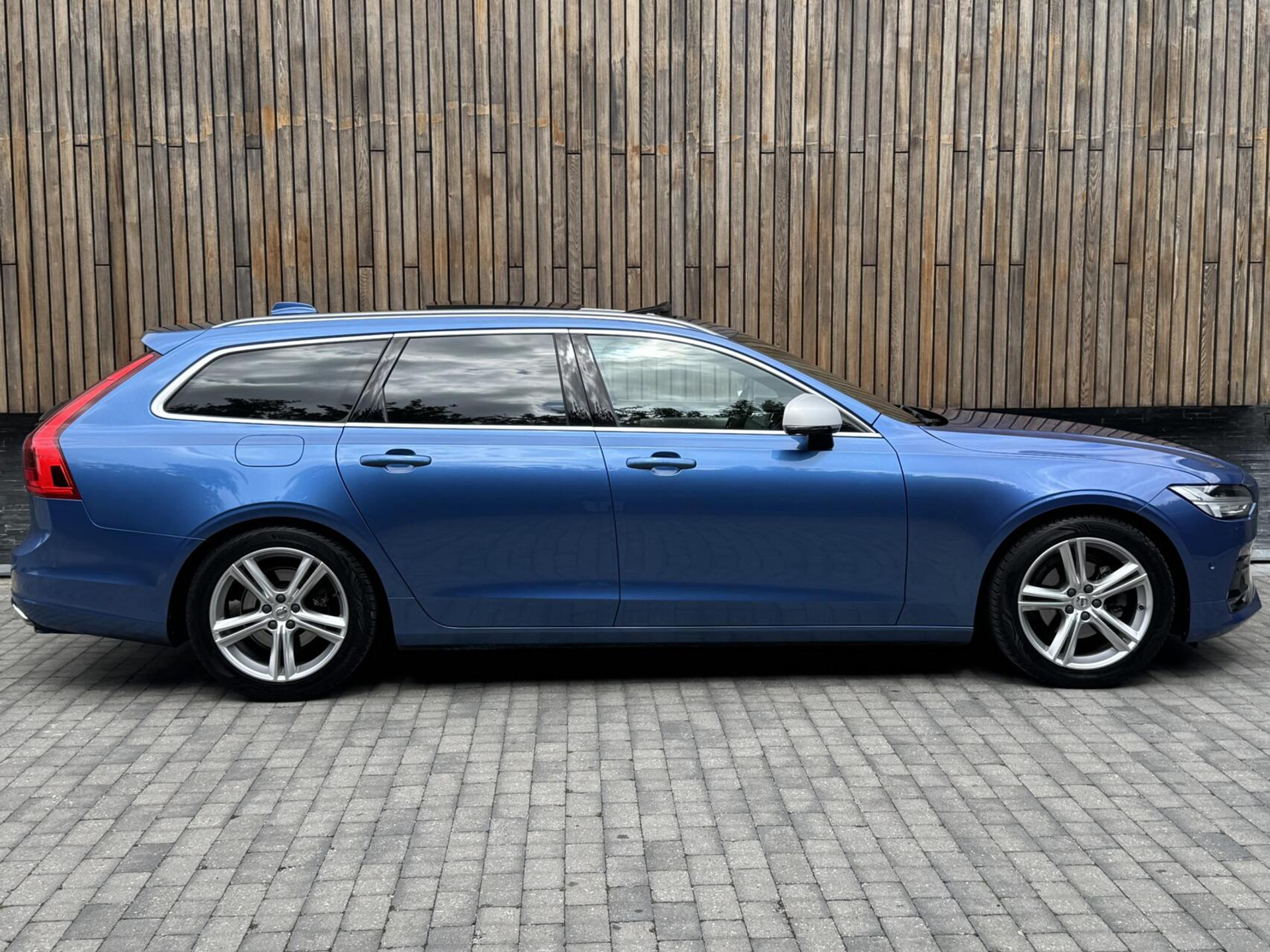 Volvo V90 2.0 D3 R-Design Automaat | Panoramadak | Leren bekleding | Camera met rondomzicht | Bowers&Wilkins | Adaptieve cruise control | Head-up Display | Apple CarPlay | LED | Parkeersensoren voor en achter 45638229-36.jpg | Timcars.nl