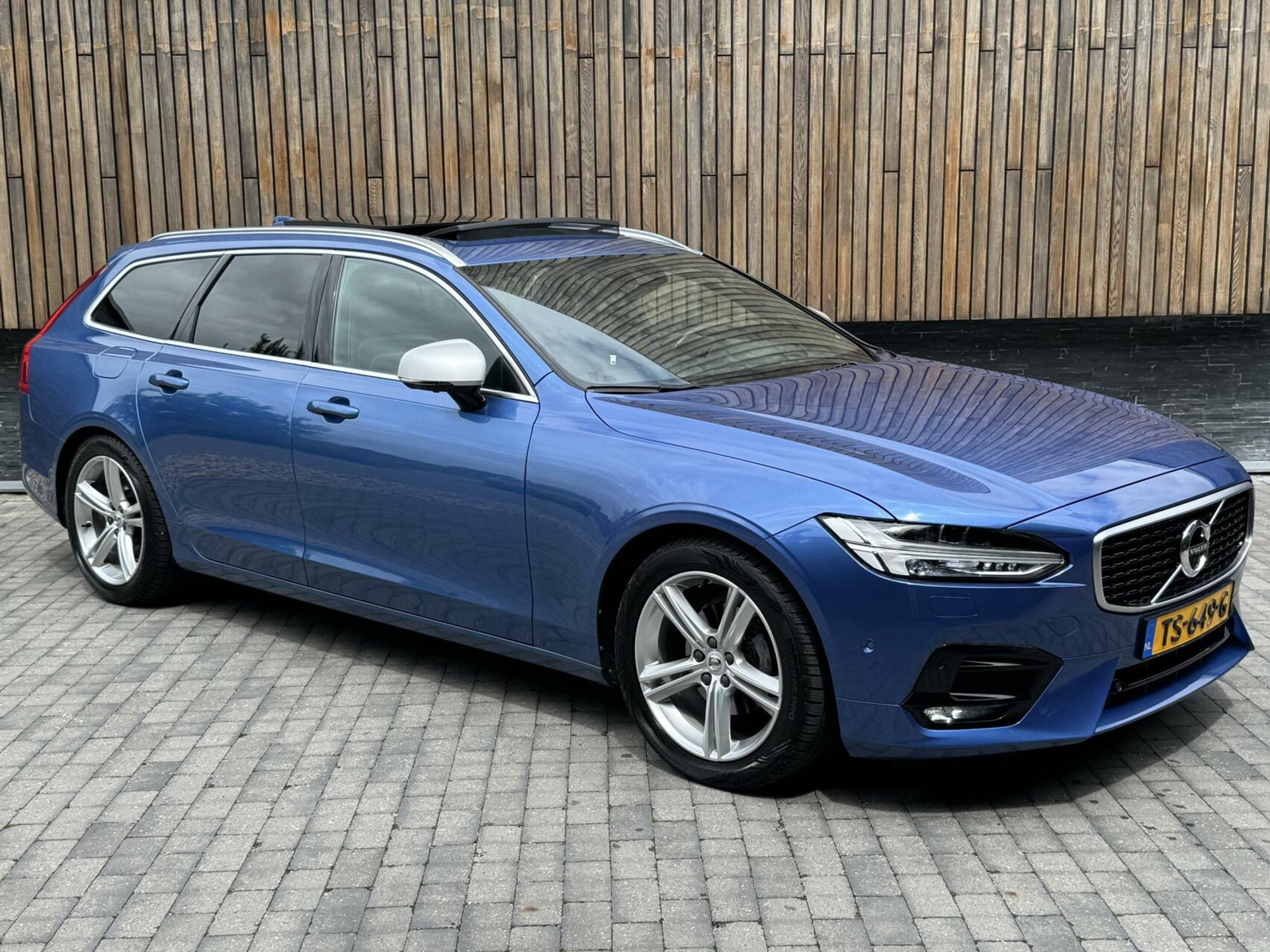Volvo V90 2.0 D3 R-Design Automaat | Panoramadak | Leren bekleding | Camera met rondomzicht | Bowers&Wilkins | Adaptieve cruise control | Head-up Display | Apple CarPlay | LED | Parkeersensoren voor en achter 45638229-37.jpg | Timcars.nl