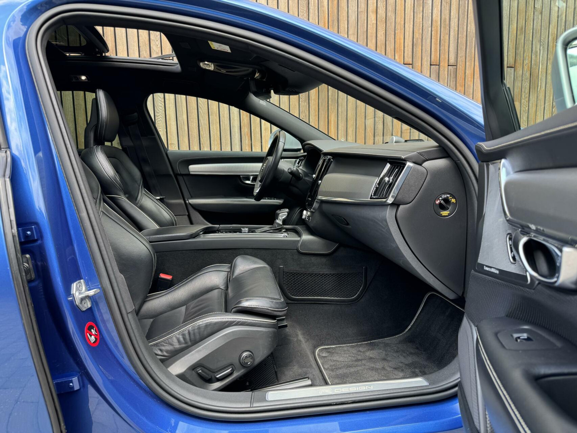 Volvo V90 2.0 D3 R-Design Automaat | Panoramadak | Leren bekleding | Camera met rondomzicht | Bowers&Wilkins | Adaptieve cruise control | Head-up Display | Apple CarPlay | LED | Parkeersensoren voor en achter 45638229-39.jpg | Timcars.nl