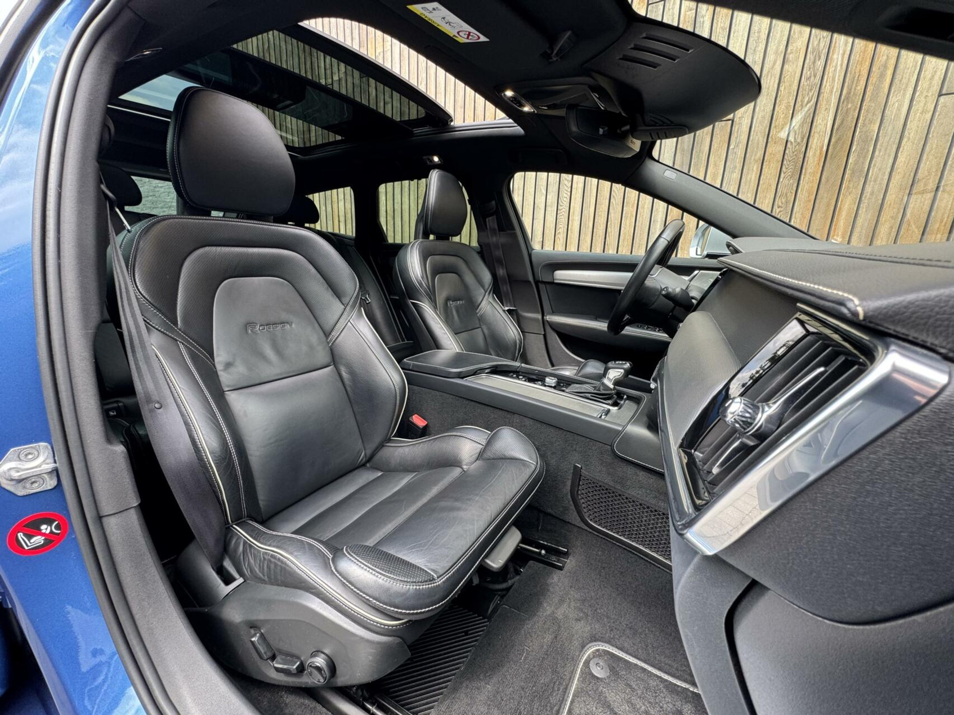 Volvo V90 2.0 D3 R-Design Automaat | Panoramadak | Leren bekleding | Camera met rondomzicht | Bowers&Wilkins | Adaptieve cruise control | Head-up Display | Apple CarPlay | LED | Parkeersensoren voor en achter 45638229-40.jpg | Timcars.nl