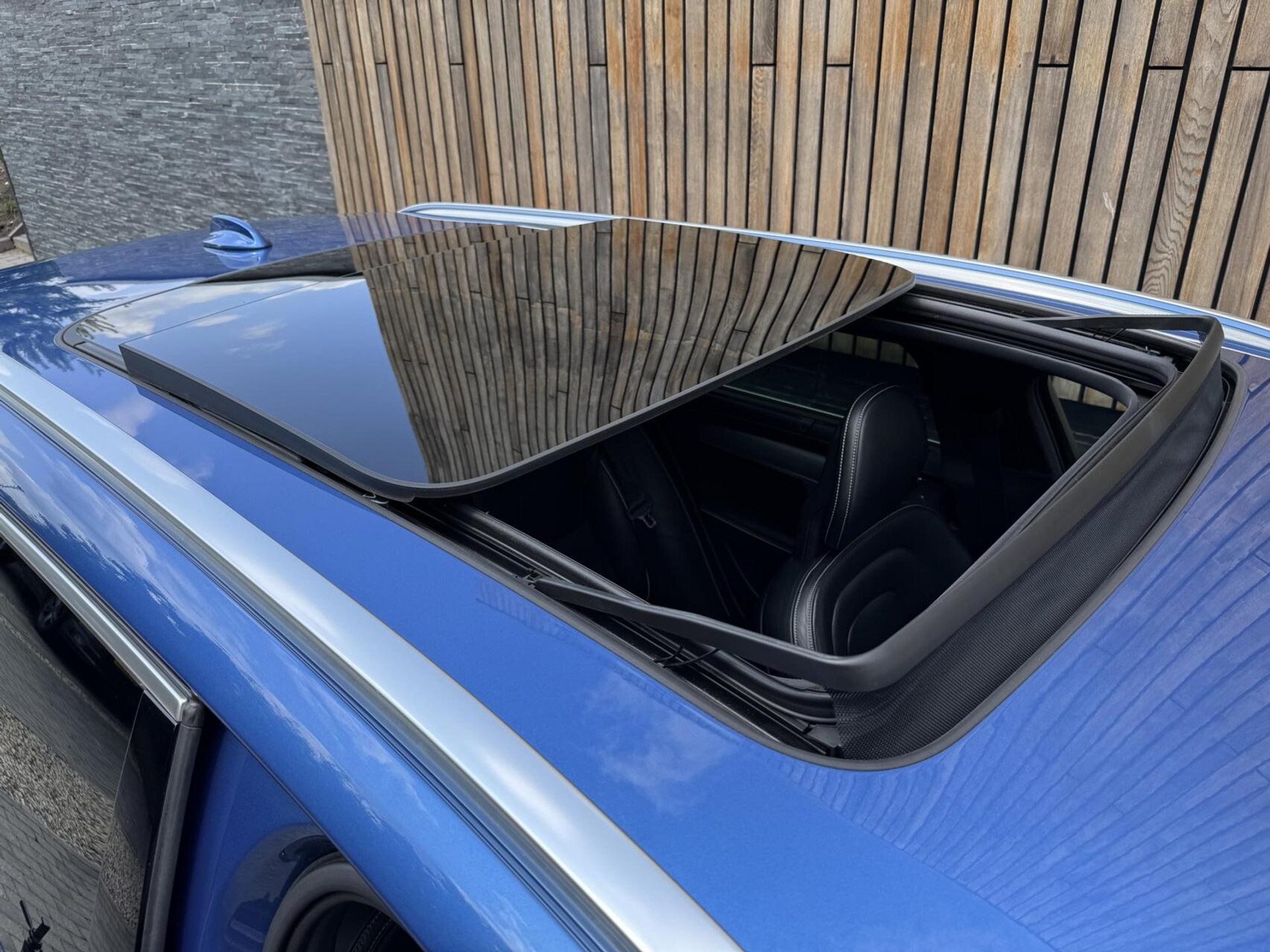 Volvo V90 2.0 D3 R-Design Automaat | Panoramadak | Leren bekleding | Camera met rondomzicht | Bowers&Wilkins | Adaptieve cruise control | Head-up Display | Apple CarPlay | LED | Parkeersensoren voor en achter 45638229-43.jpg | Timcars.nl