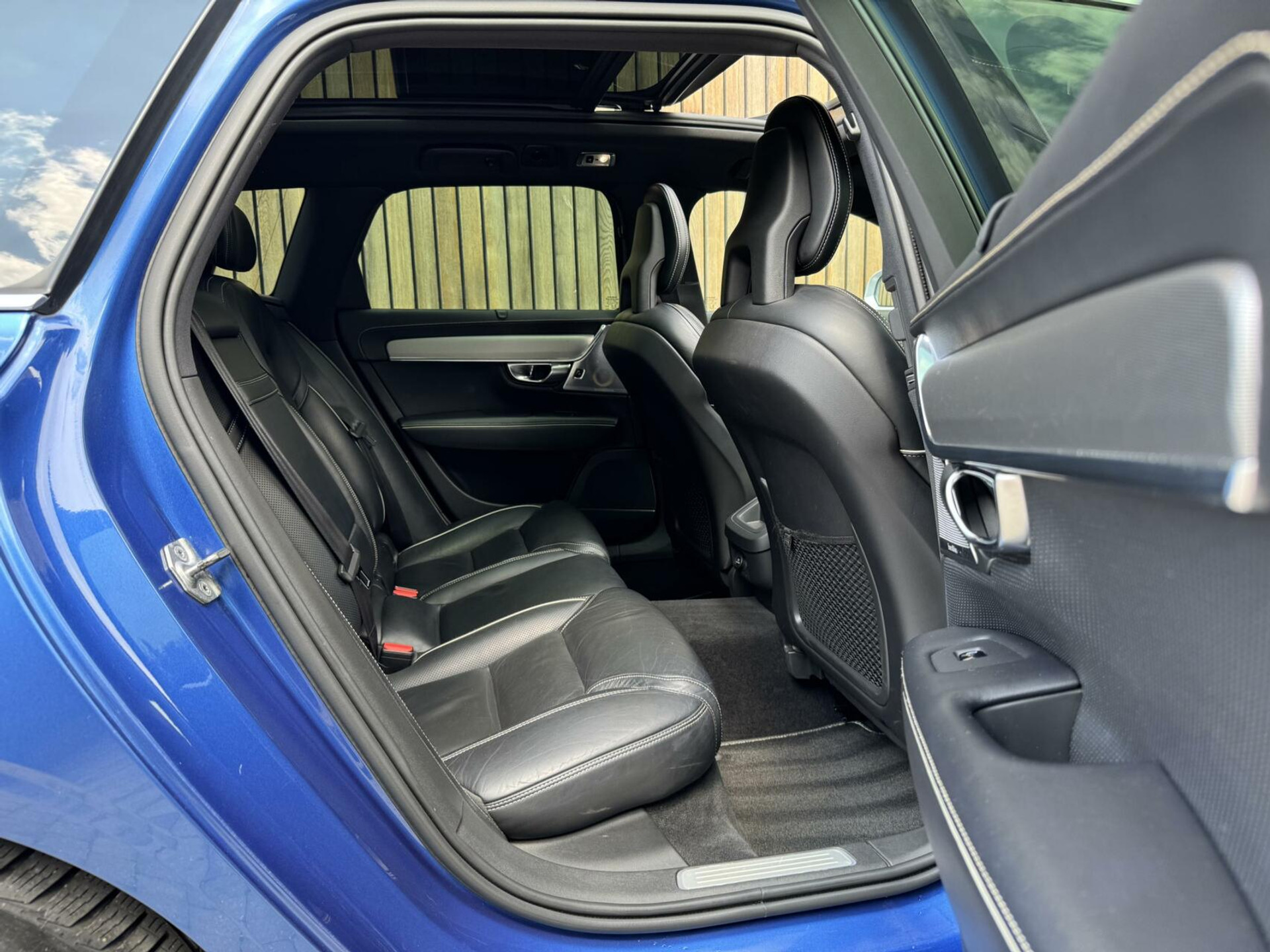 Volvo V90 2.0 D3 R-Design Automaat | Panoramadak | Leren bekleding | Camera met rondomzicht | Bowers&Wilkins | Adaptieve cruise control | Head-up Display | Apple CarPlay | LED | Parkeersensoren voor en achter 45638229-44.jpg | Timcars.nl