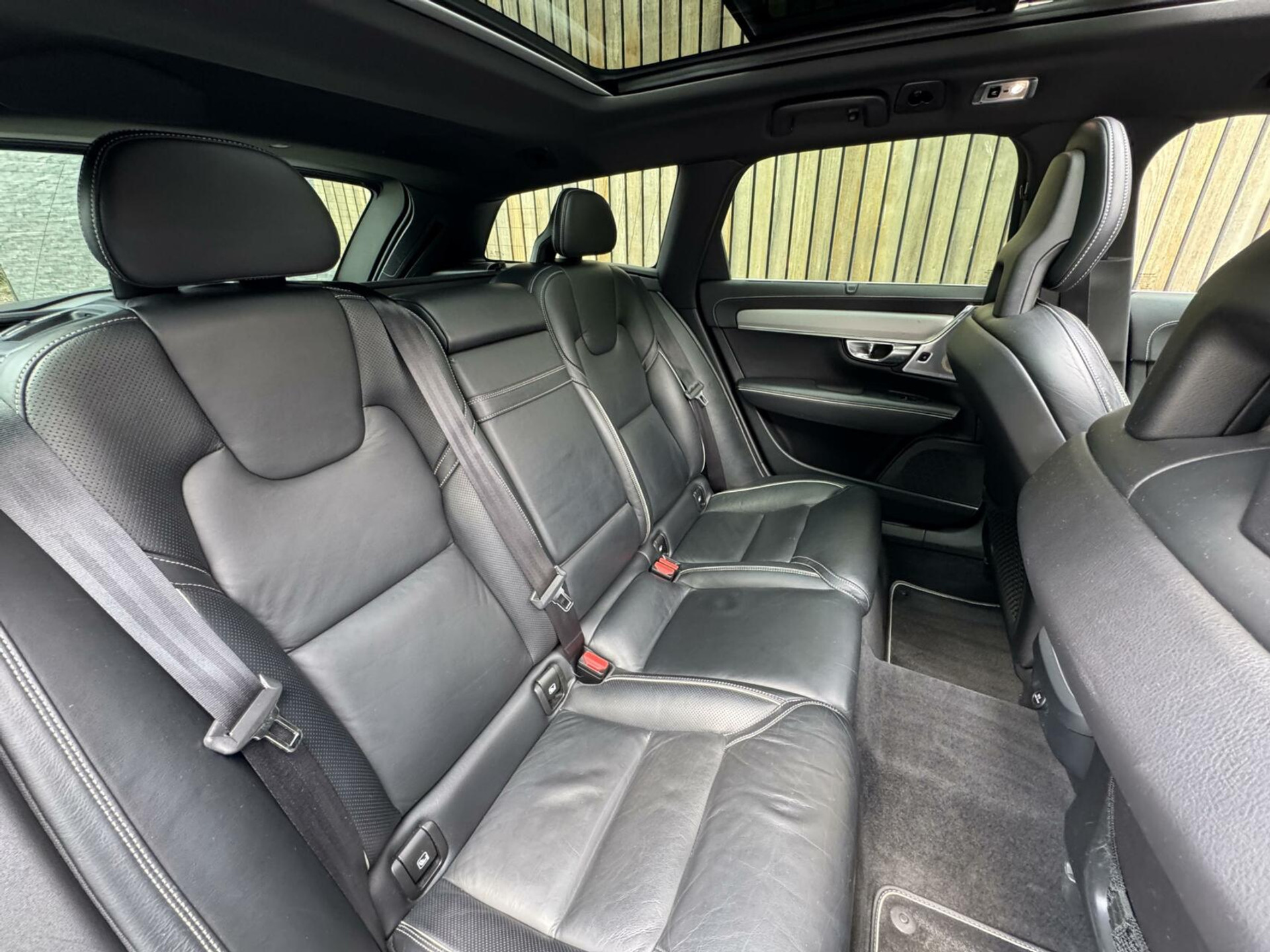 Volvo V90 2.0 D3 R-Design Automaat | Panoramadak | Leren bekleding | Camera met rondomzicht | Bowers&Wilkins | Adaptieve cruise control | Head-up Display | Apple CarPlay | LED | Parkeersensoren voor en achter 45638229-47.jpg | Timcars.nl