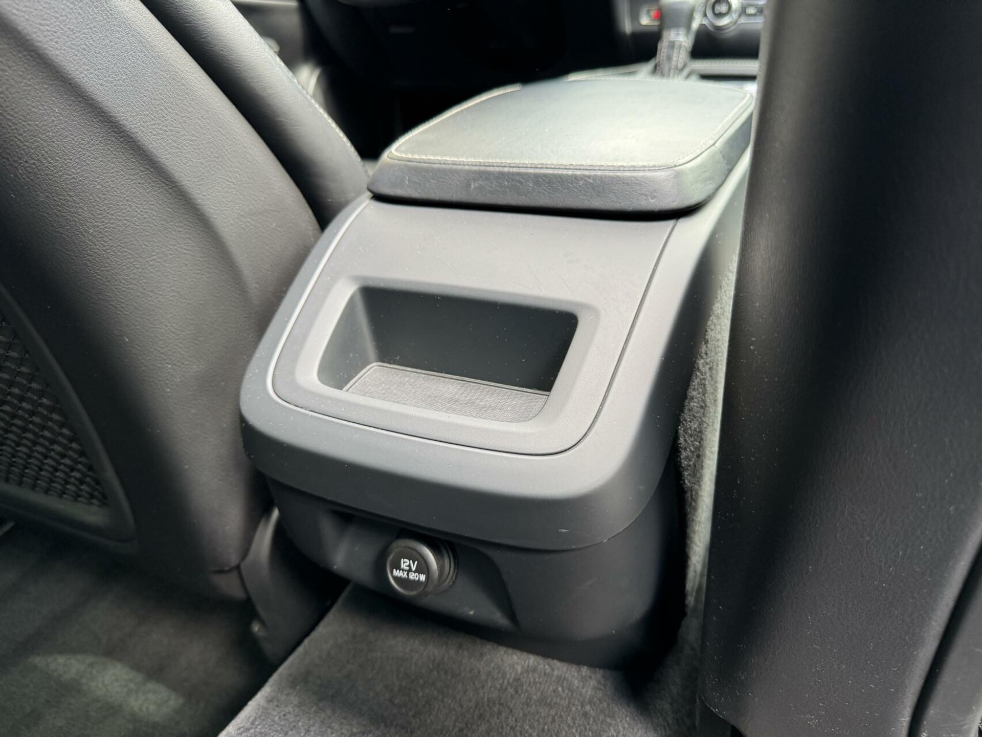 Volvo V90 2.0 D3 R-Design Automaat | Panoramadak | Leren bekleding | Camera met rondomzicht | Bowers&Wilkins | Adaptieve cruise control | Head-up Display | Apple CarPlay | LED | Parkeersensoren voor en achter 45638229-48.jpg | Timcars.nl