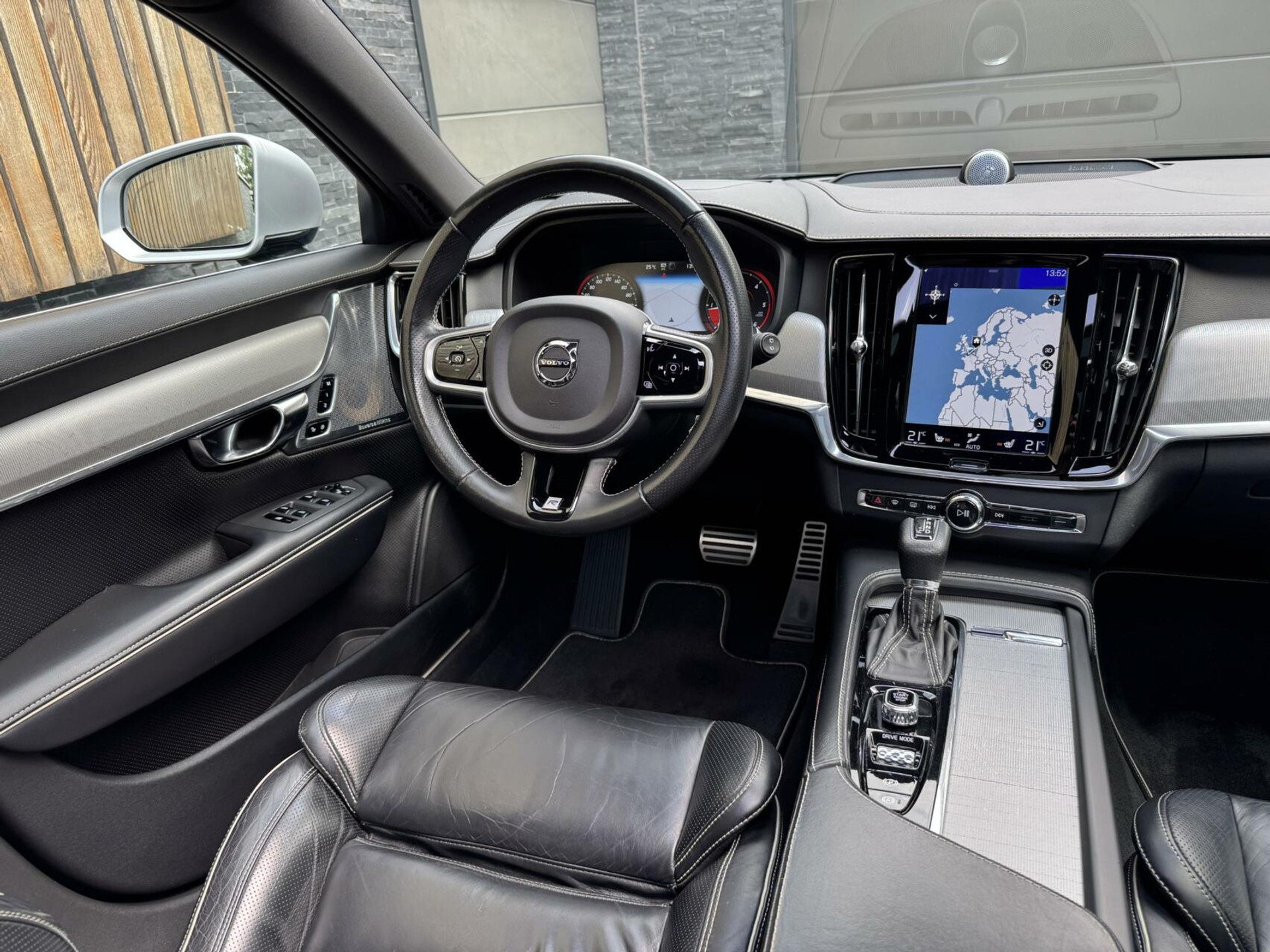 Volvo V90 2.0 D3 R-Design Automaat | Panoramadak | Leren bekleding | Camera met rondomzicht | Bowers&Wilkins | Adaptieve cruise control | Head-up Display | Apple CarPlay | LED | Parkeersensoren voor en achter 45638229-5.jpg | Timcars.nl