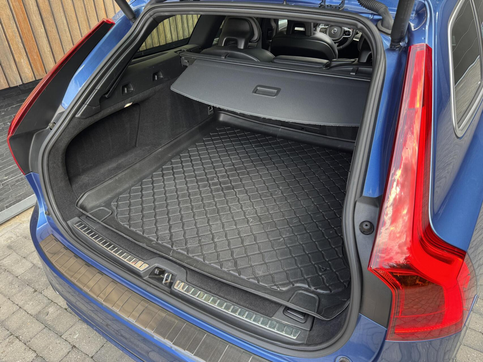 Volvo V90 2.0 D3 R-Design Automaat | Panoramadak | Leren bekleding | Camera met rondomzicht | Bowers&Wilkins | Adaptieve cruise control | Head-up Display | Apple CarPlay | LED | Parkeersensoren voor en achter 45638229-50.jpg | Timcars.nl