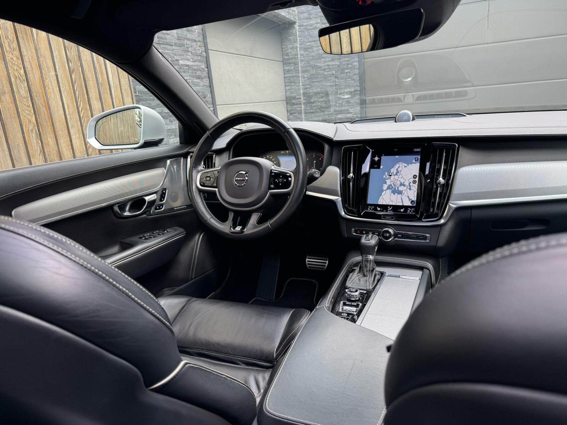 Volvo V90 2.0 D3 R-Design Automaat | Panoramadak | Leren bekleding | Camera met rondomzicht | Bowers&Wilkins | Adaptieve cruise control | Head-up Display | Apple CarPlay | LED | Parkeersensoren voor en achter 45638229-56.jpg | Timcars.nl