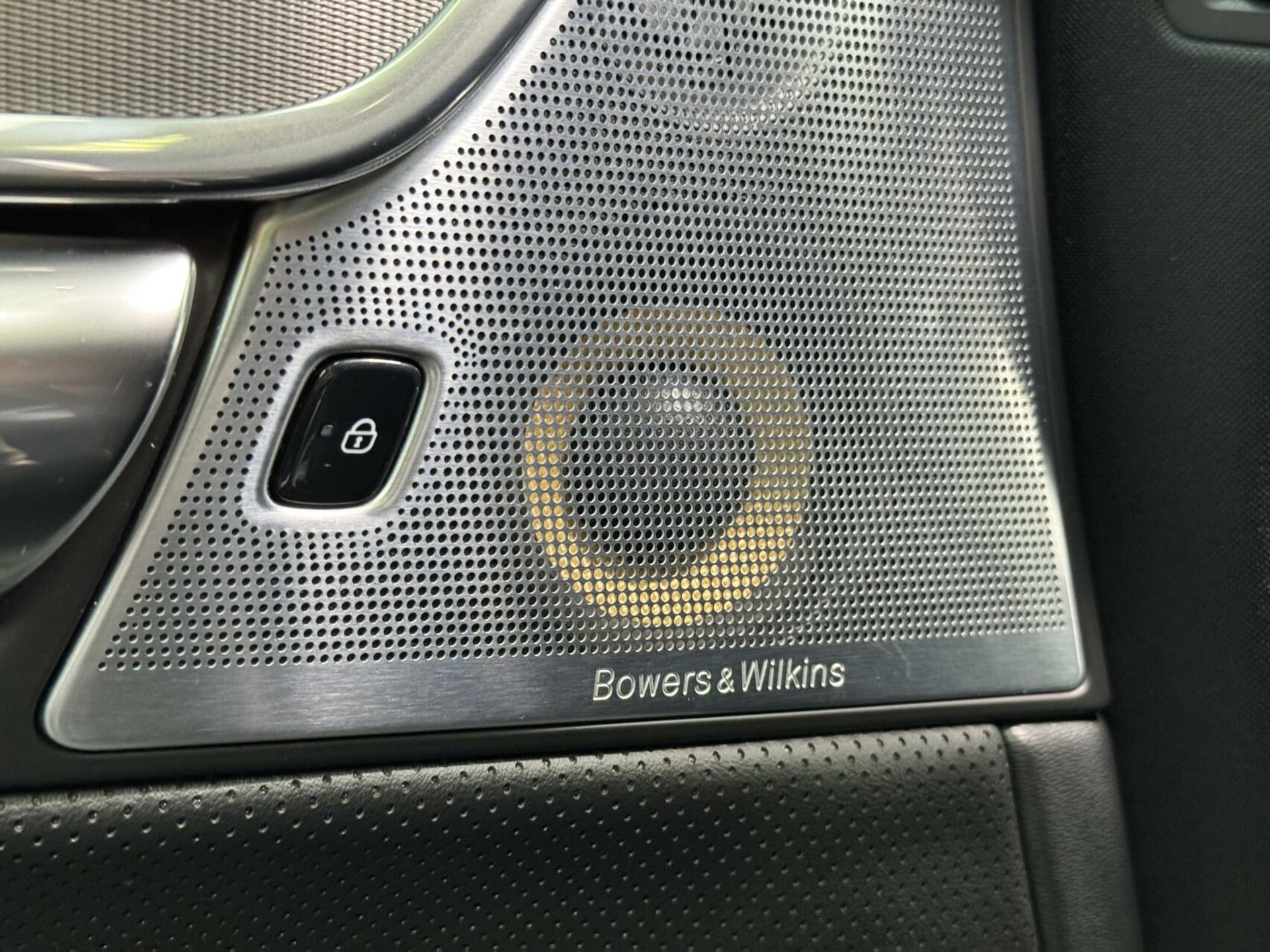 Volvo V90 2.0 D3 R-Design Automaat | Panoramadak | Leren bekleding | Camera met rondomzicht | Bowers&Wilkins | Adaptieve cruise control | Head-up Display | Apple CarPlay | LED | Parkeersensoren voor en achter 45638229-57.jpg | Timcars.nl