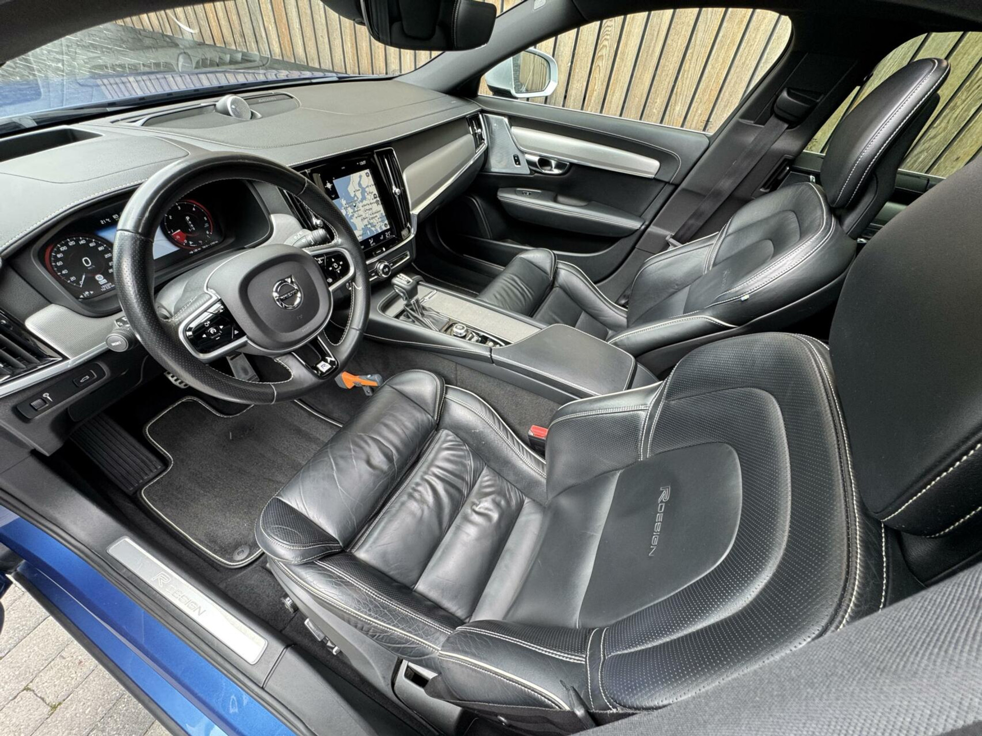 Volvo V90 2.0 D3 R-Design Automaat | Panoramadak | Leren bekleding | Camera met rondomzicht | Bowers&Wilkins | Adaptieve cruise control | Head-up Display | Apple CarPlay | LED | Parkeersensoren voor en achter 45638229-6.jpg | Timcars.nl