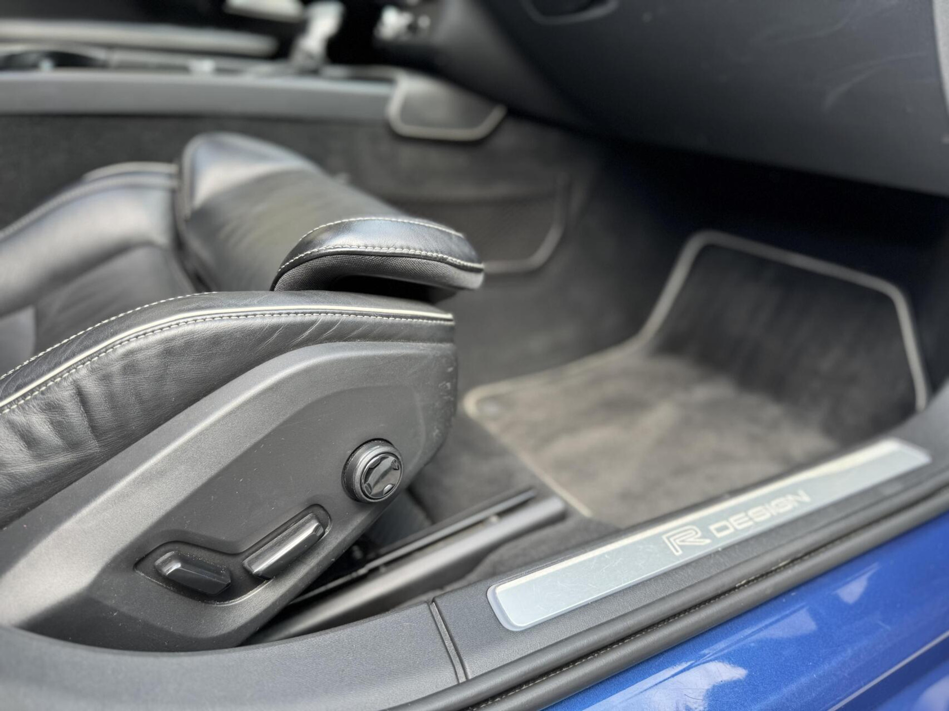 Volvo V90 2.0 D3 R-Design Automaat | Panoramadak | Leren bekleding | Camera met rondomzicht | Bowers&Wilkins | Adaptieve cruise control | Head-up Display | Apple CarPlay | LED | Parkeersensoren voor en achter 45638229-61.jpg | Timcars.nl